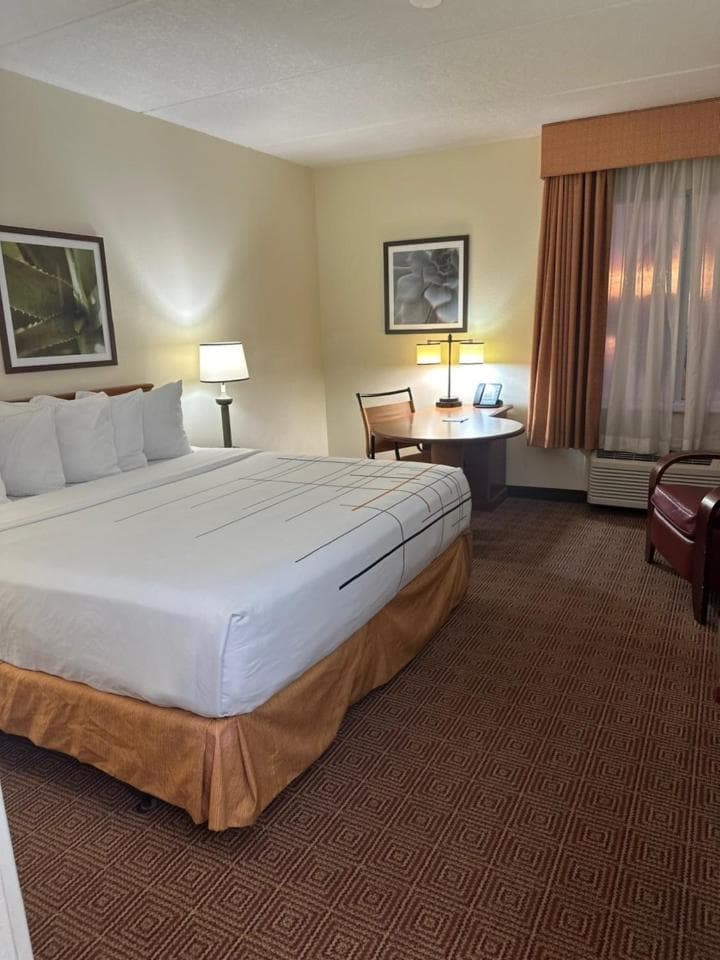 La Quinta Inn & Suites by Wyndham Sawgrass property views in Sunrise, FL — gallery photo 3