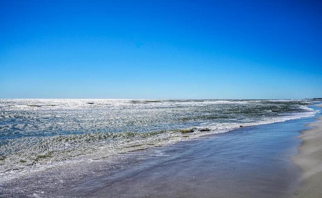 Bogue Shores "Salty Air Oasis" interior in Atlantic Beach, NC — gallery photo 2