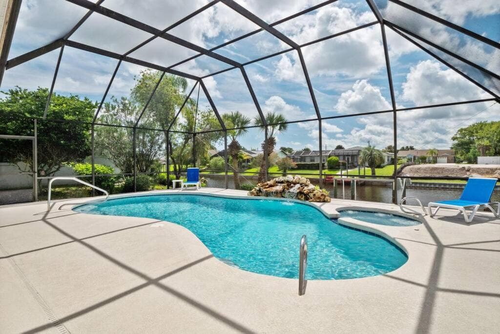 Paradise Point -Waterfront-Pool-Hot Tub-Dock-Game Room interior in Palm Coast, FL — gallery photo 2