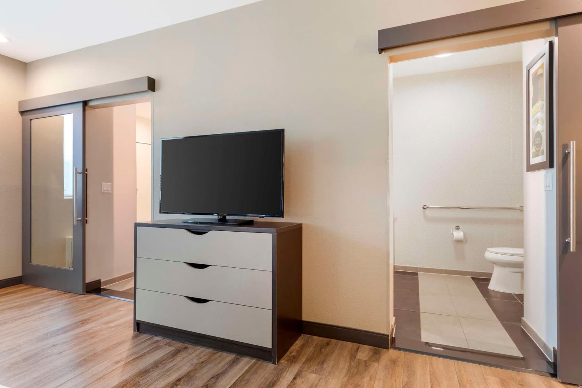 GLō Best Western Dallas South DeSoto property views in DeSoto, TX — gallery photo 3