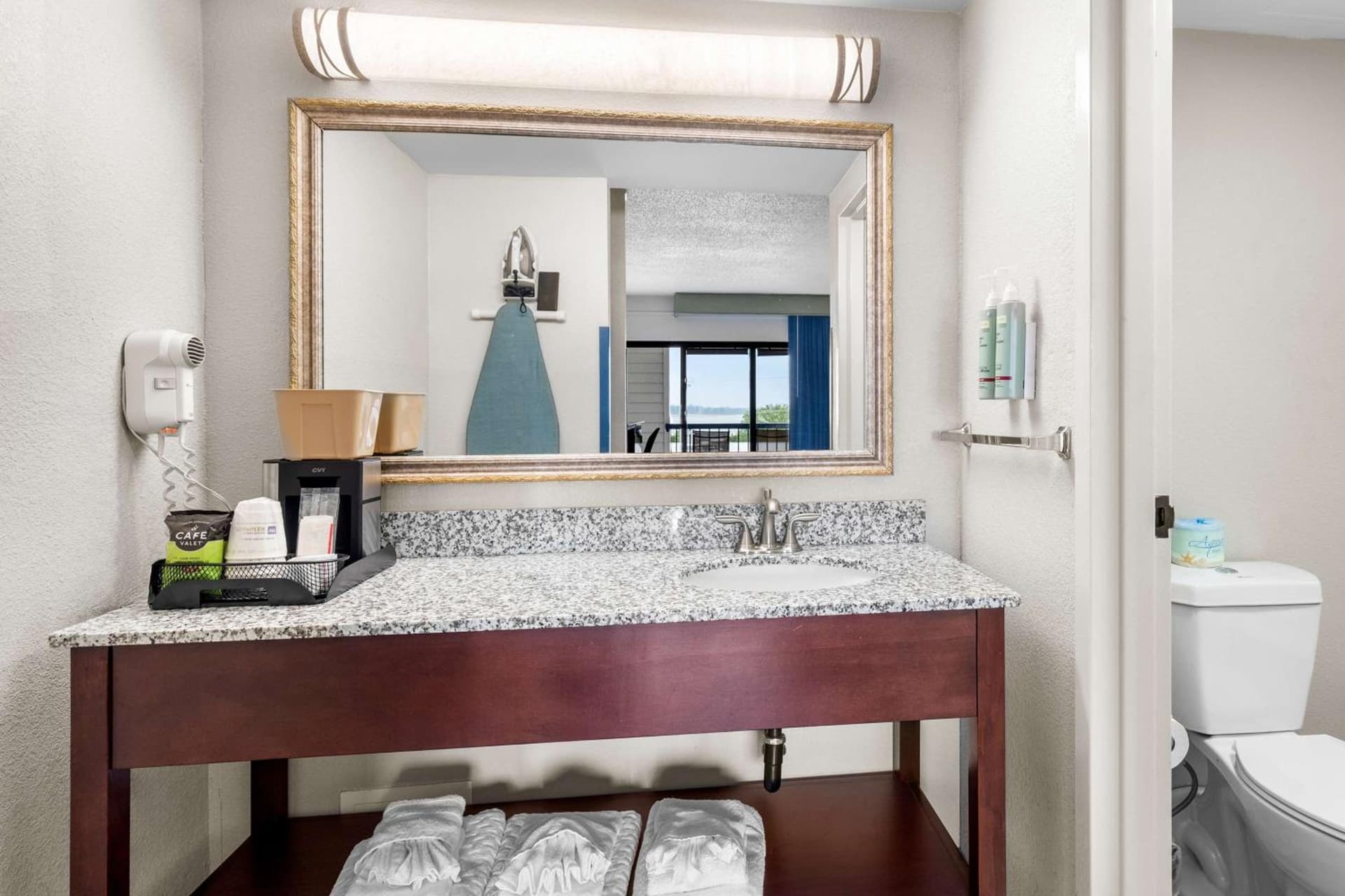 Best Western Kent Narrows Inn interior in Grasonville, MD — gallery photo 2