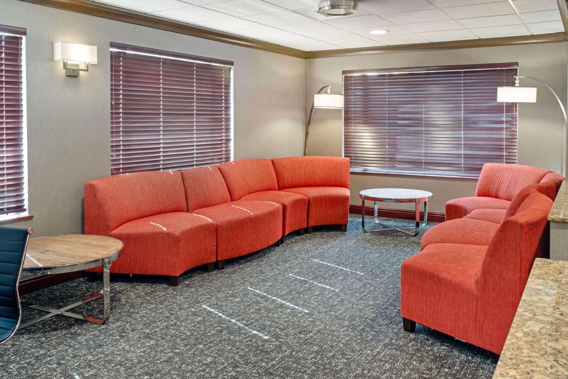 Best Western Cascade Inn & Suites interior in Troutdale, OR — gallery photo 2