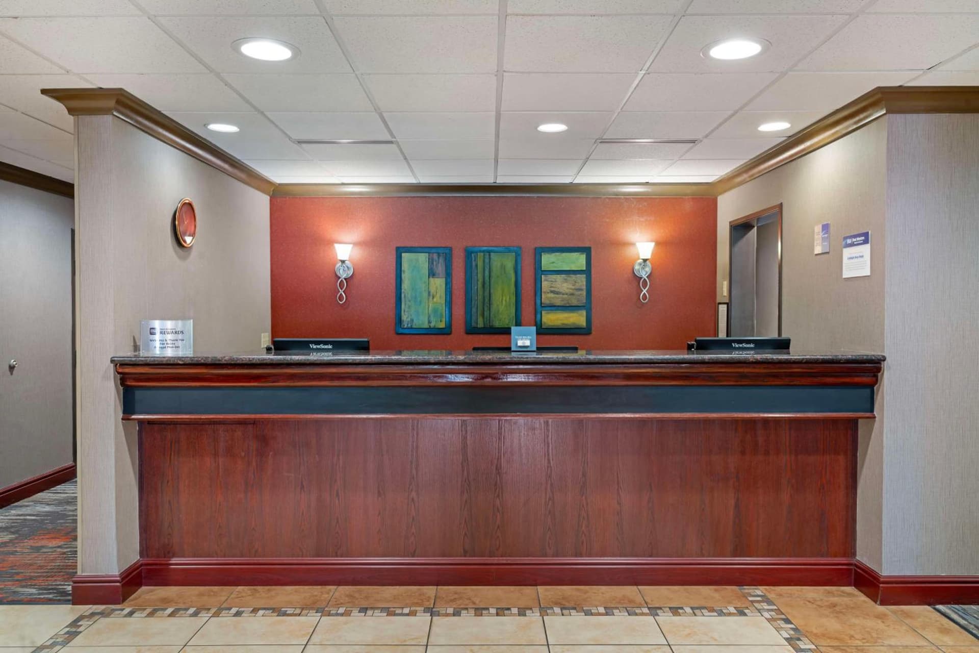 Best Western Cascade Inn & Suites property views in Troutdale, OR — gallery photo 3