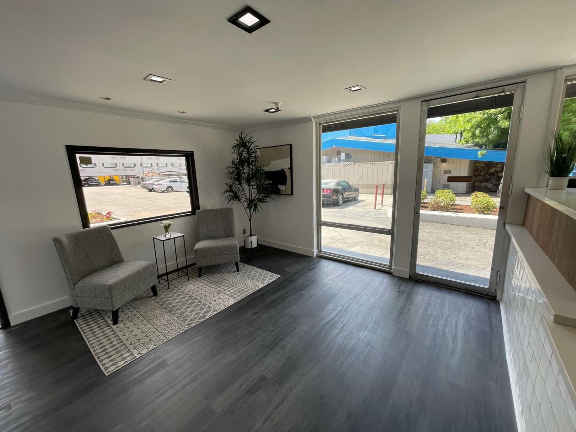 The Midtowner Hotel, SureStay Collection by Best Western interior in Sacramento, CA — gallery photo 2