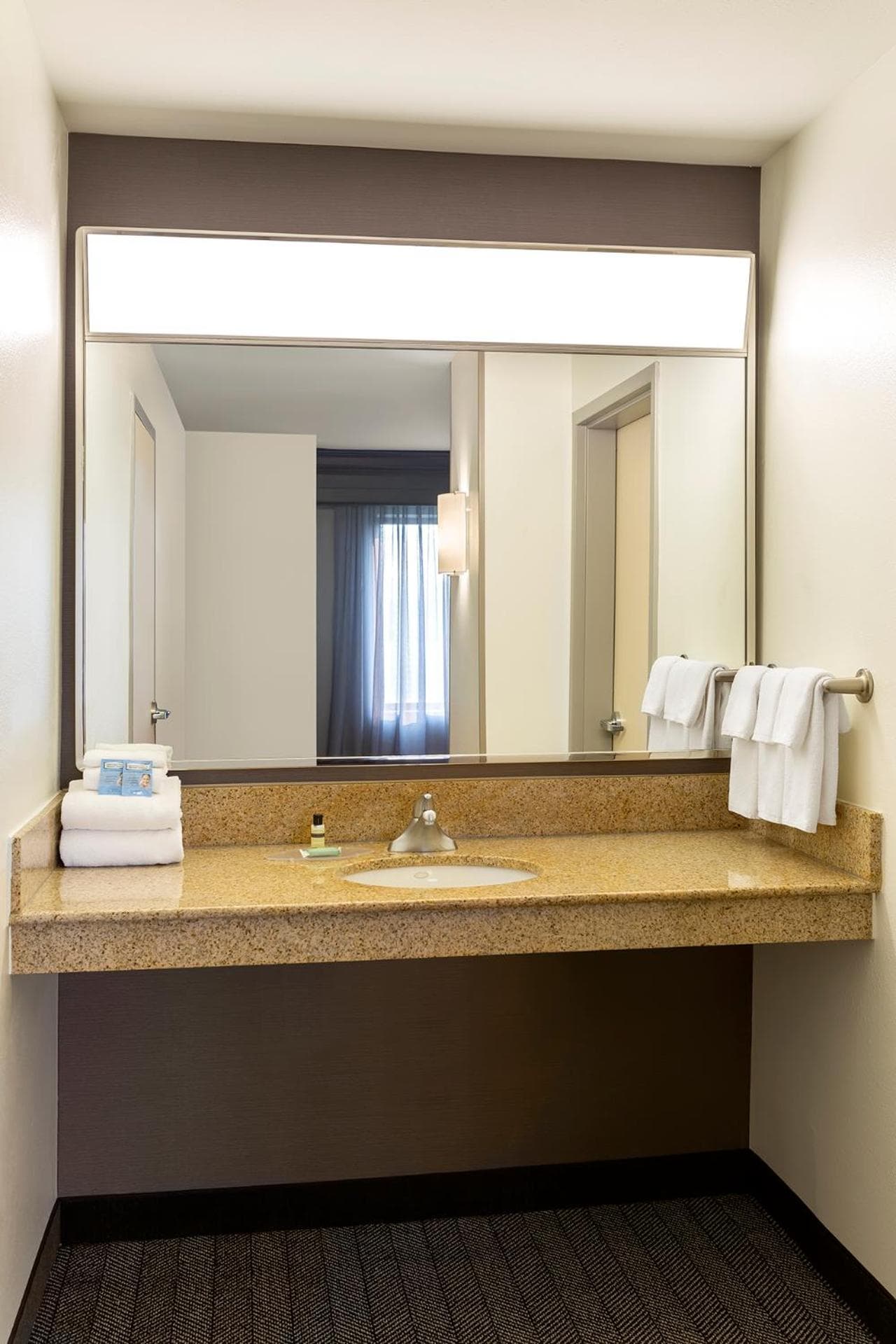 Courtyard by Marriott Madison West / Middleton interior in Middleton, WI — gallery photo 2