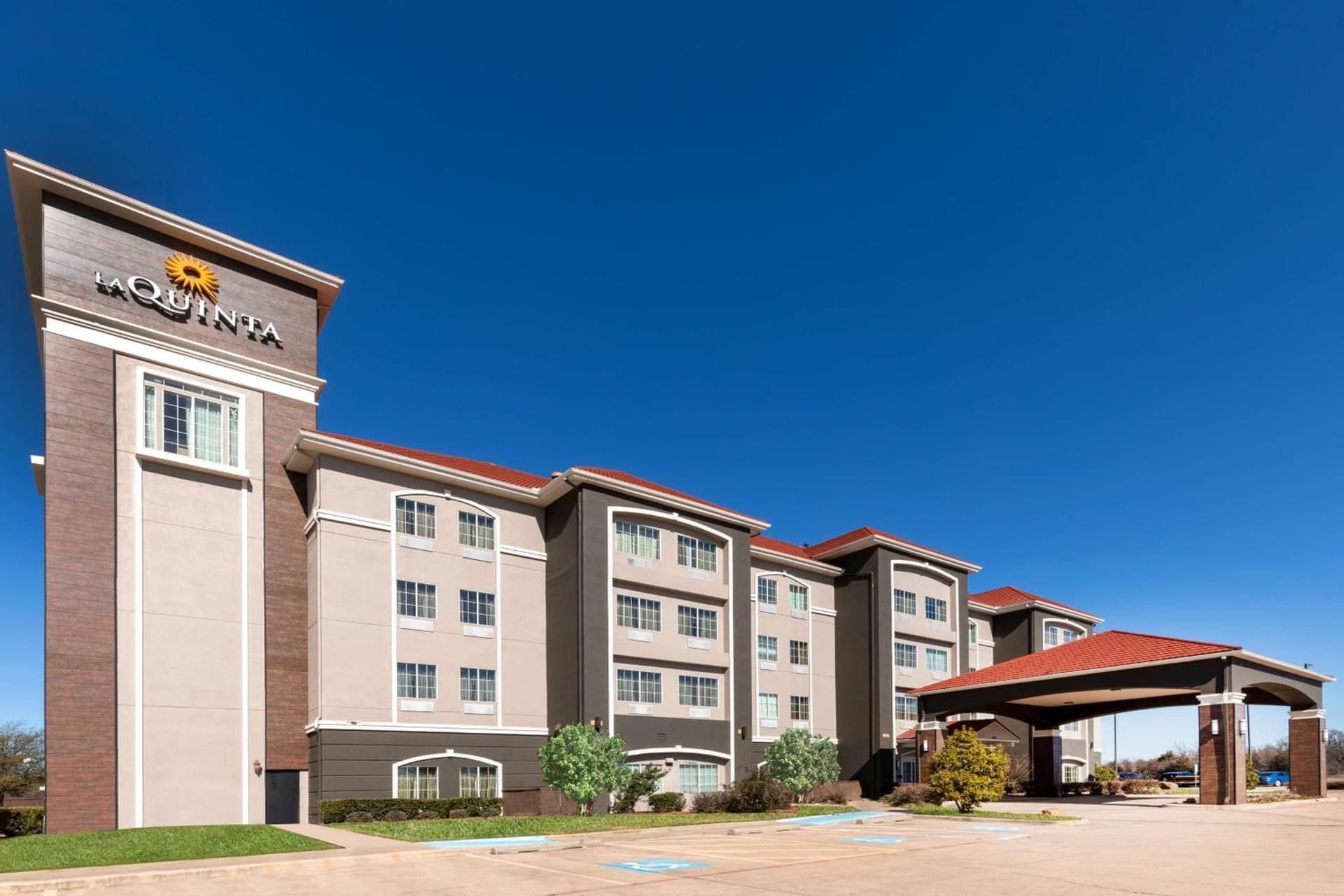 La Quinta by Wyndham Mt. Pleasant interior in Mount Pleasant, TX — gallery photo 2