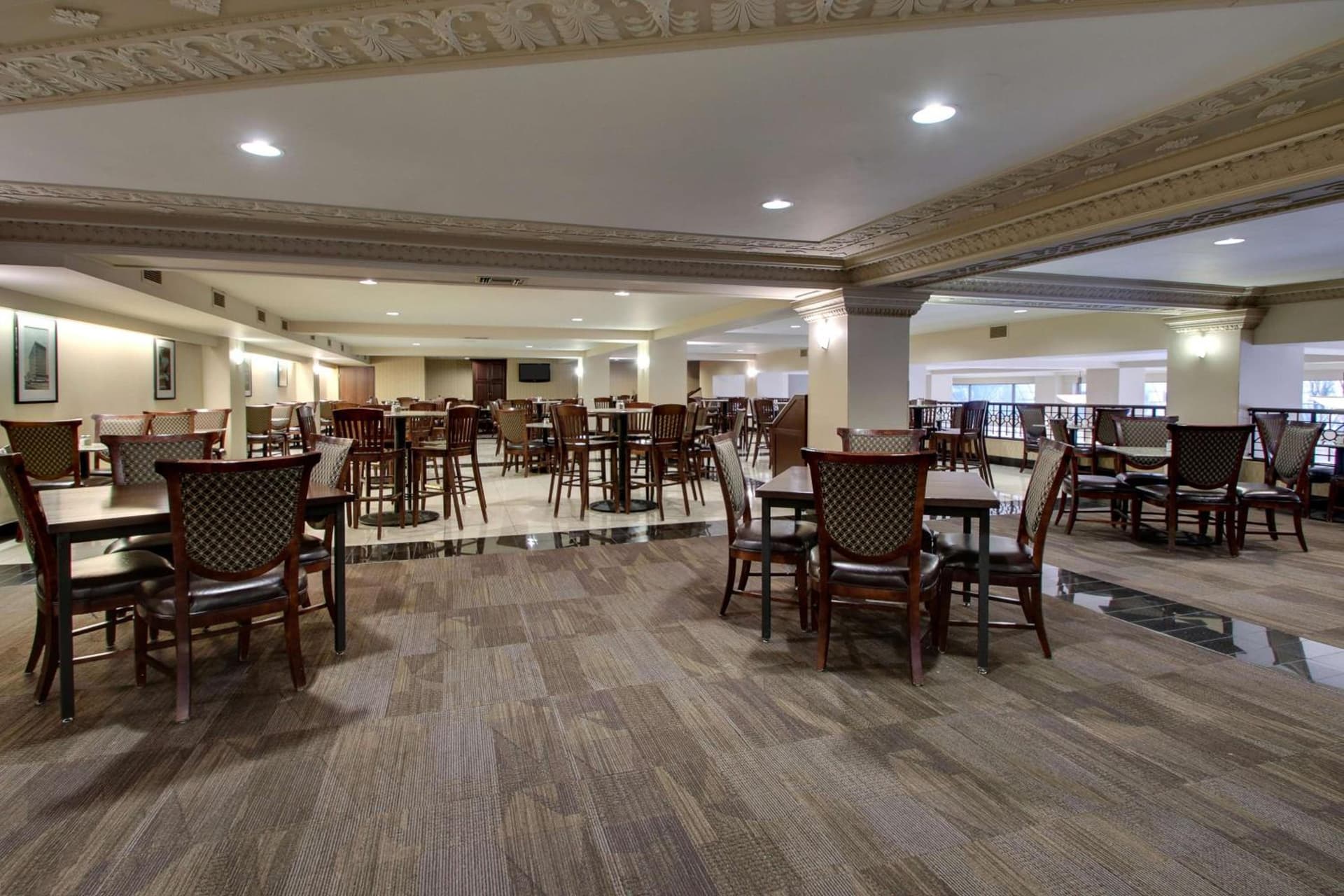 Drury Plaza Hotel Broadview Wichita gallery photo in Wichita, KS — image 71