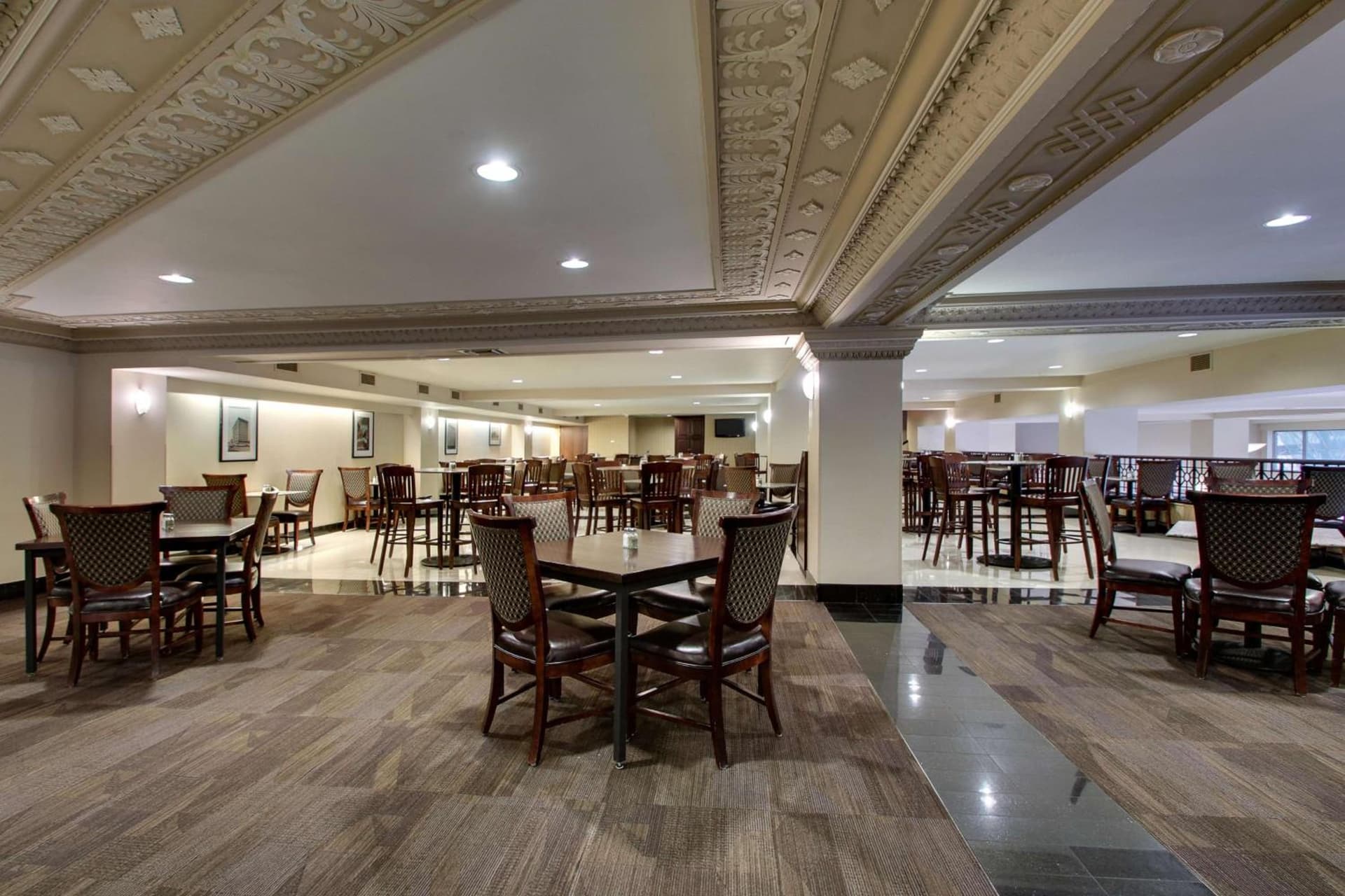 Drury Plaza Hotel Broadview Wichita gallery photo in Wichita, KS — image 69