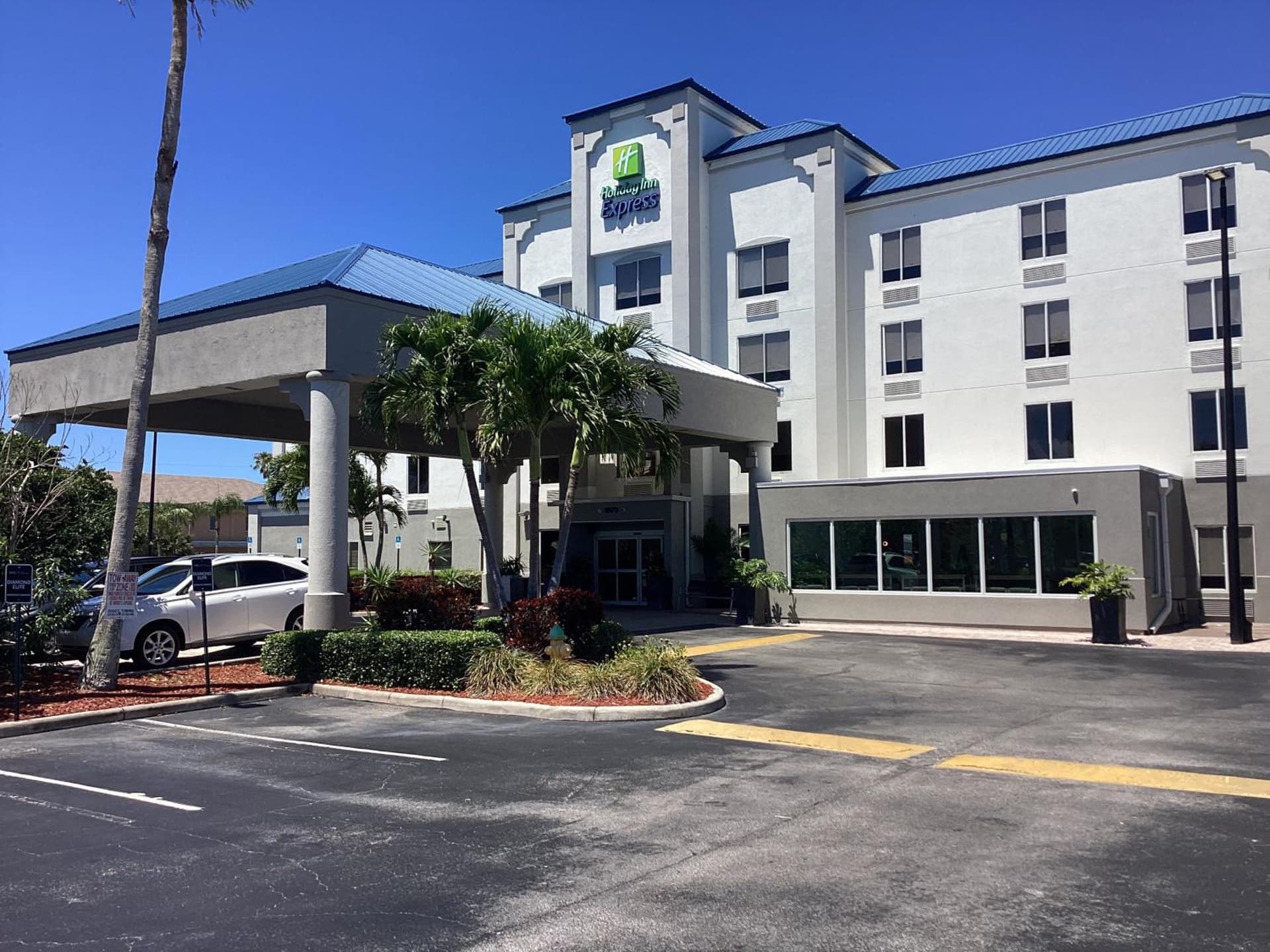 Holiday Inn Express Hotel & Suites Cocoa Beach by IHG — hotel in Cocoa Beach, Florida