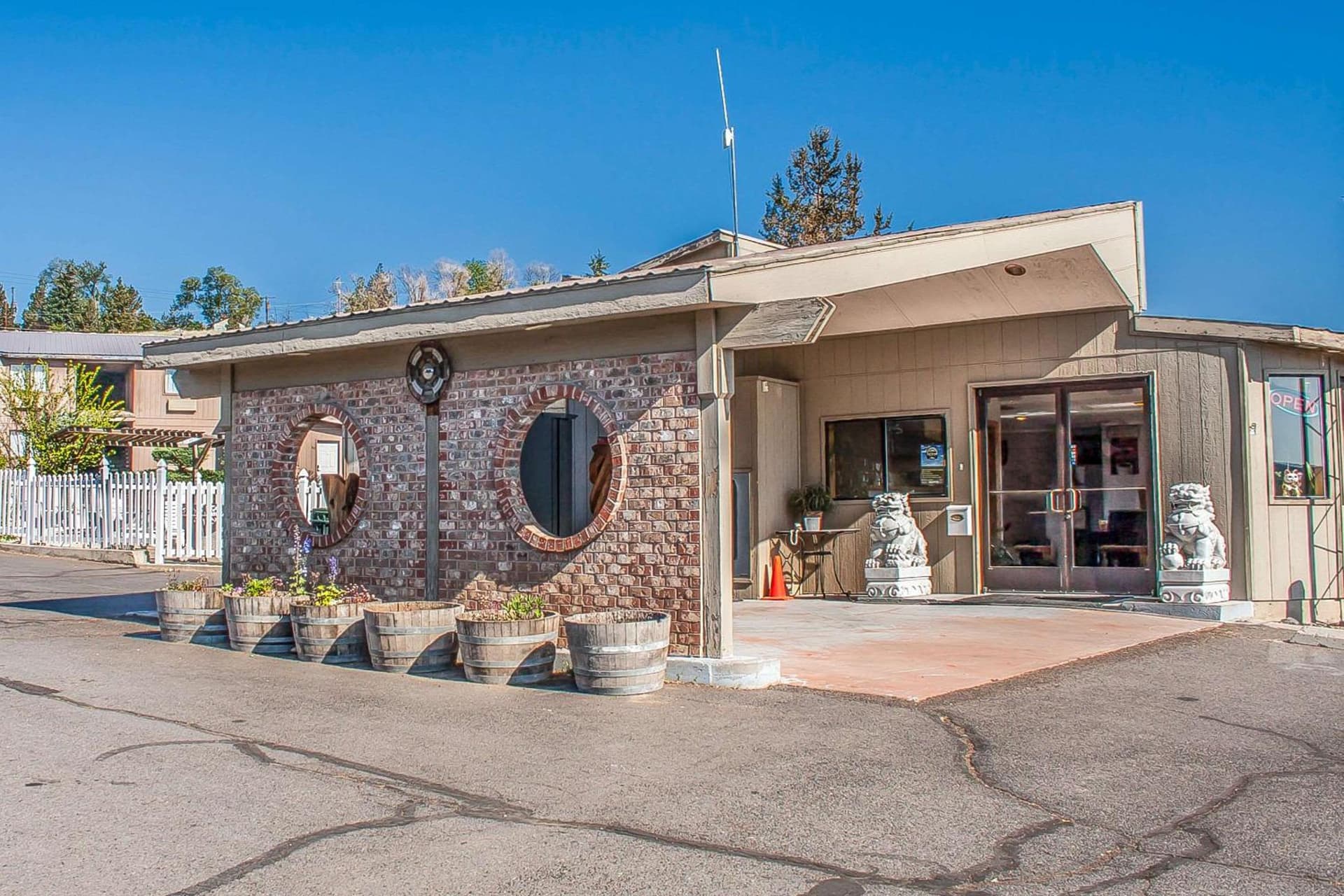 Econo Lodge Inn & Suites Madras property views in Madras, OR — gallery photo 3
