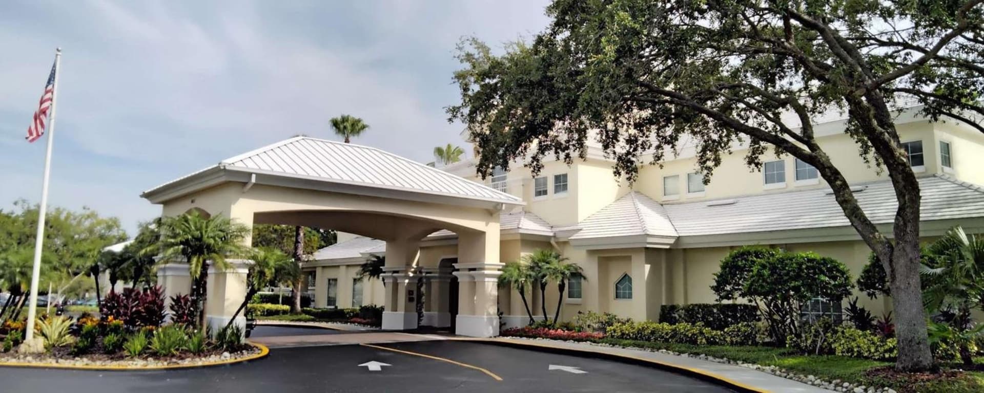 Hilton Vacation Club Cypress Pointe Orlando featured exterior or lobby in Orlando, FL — similar hotel