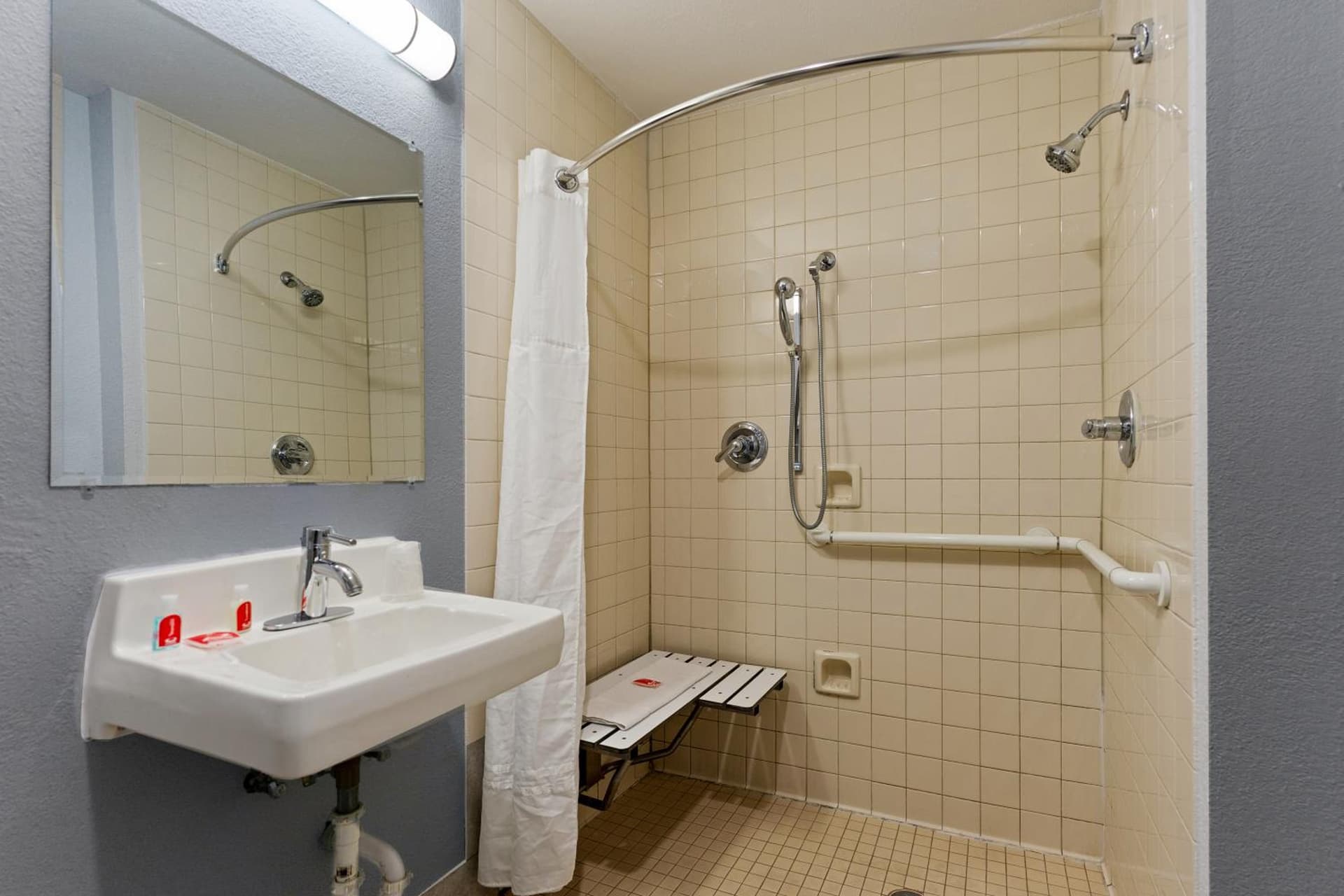 Econo Lodge Rockford Casino Area gallery photo in Rockford, IL — image 9