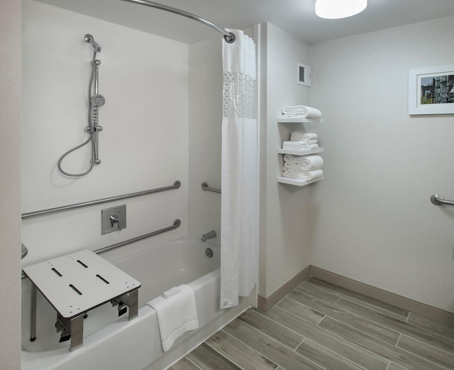 Hampton Inn Boston Logan Airport gallery photo in Boston, MA — image 18