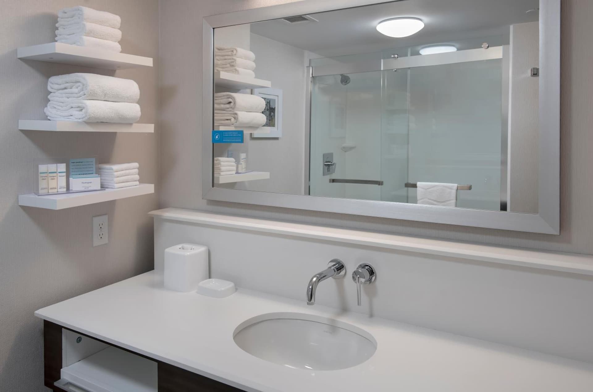 Hampton Inn Boston Logan Airport gallery photo in Boston, MA — image 10