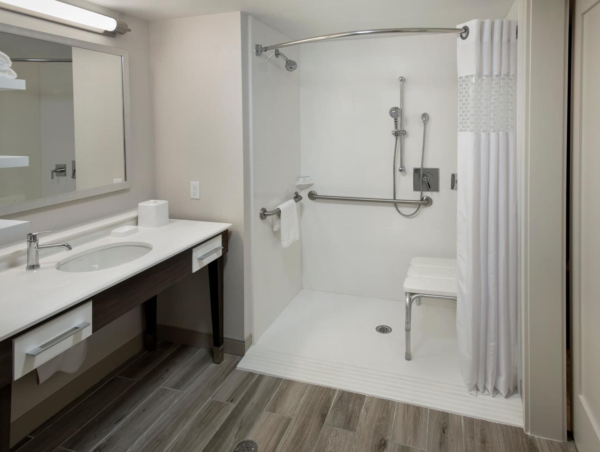 Hampton Inn Boston Logan Airport gallery photo in Boston, MA — image 20
