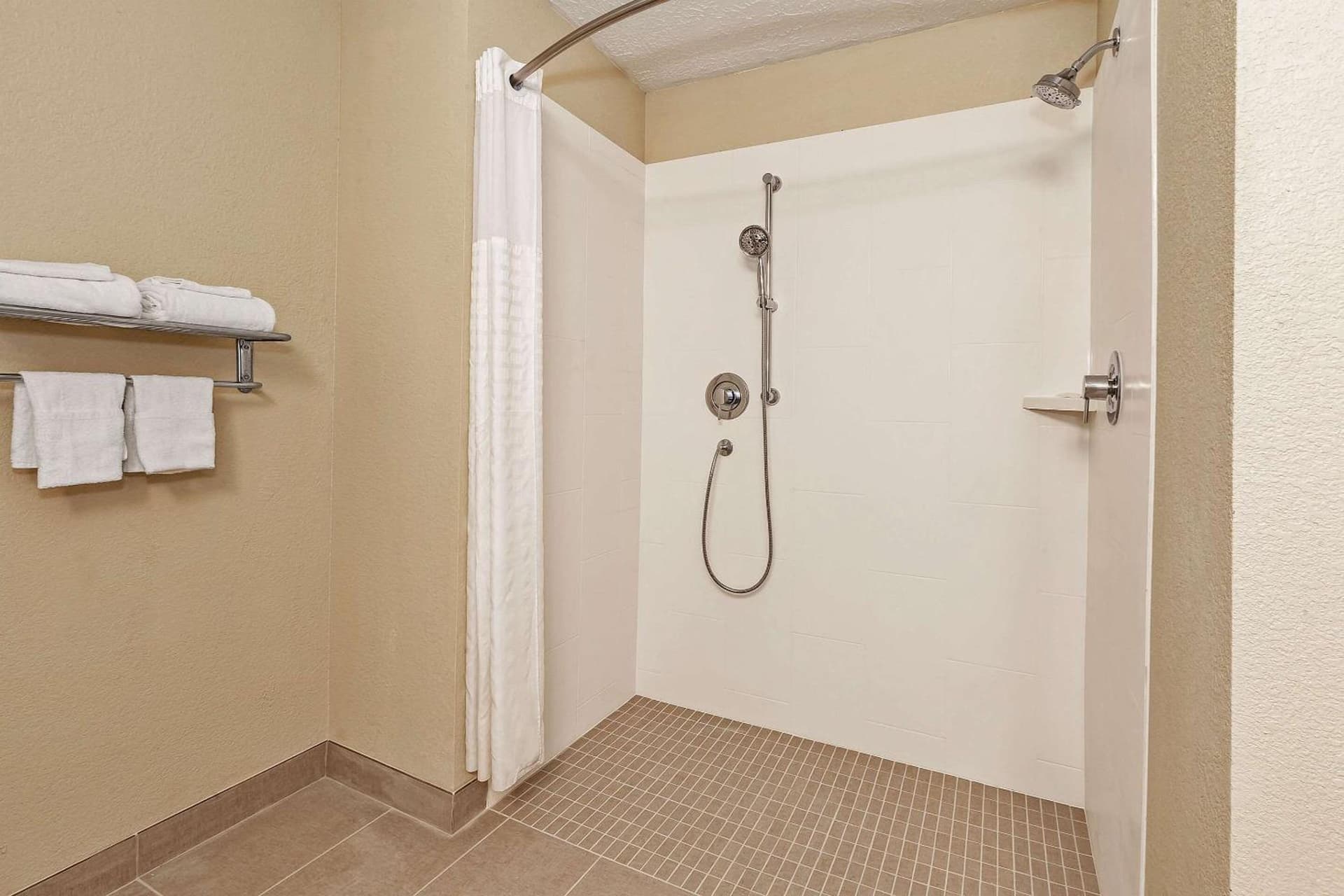 Comfort Inn Whitehall near Michigan's Adventure gallery photo in Whitehall, MI — image 18
