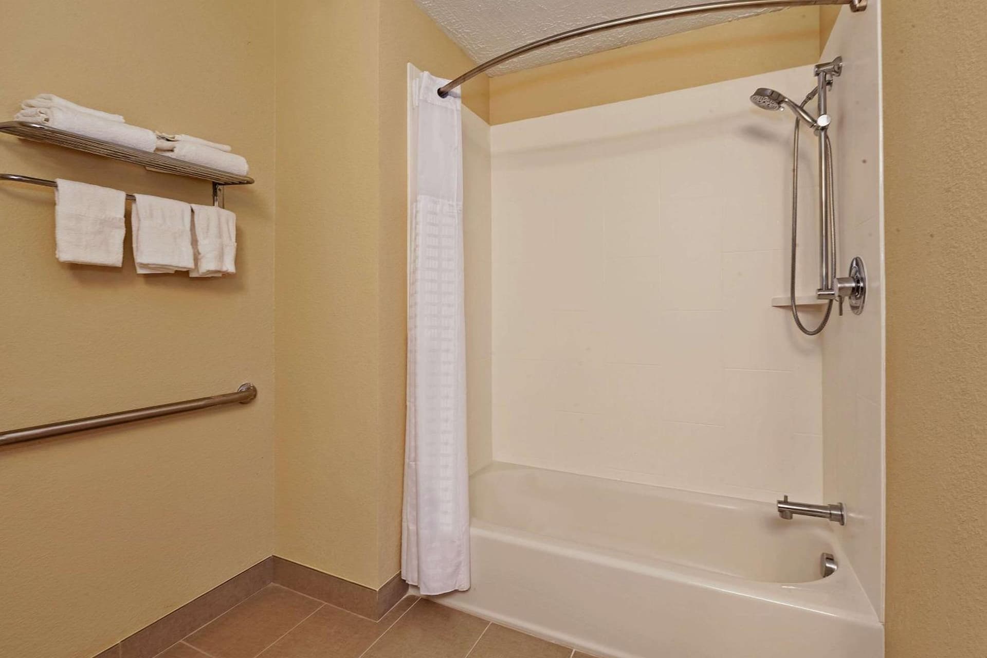 Comfort Inn Whitehall near Michigan's Adventure gallery photo in Whitehall, MI — image 7