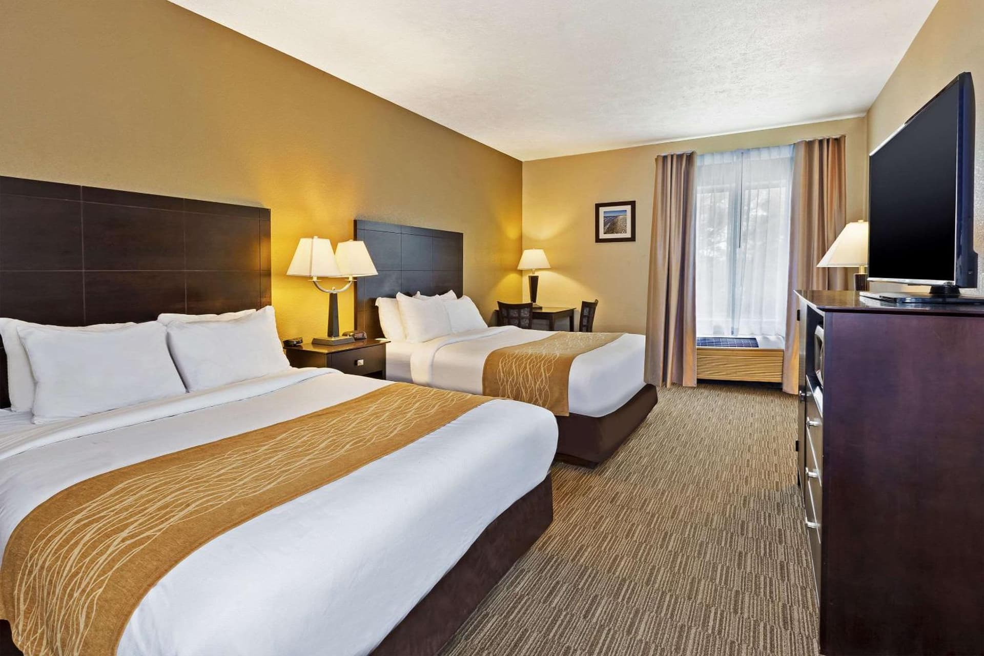 Comfort Inn Whitehall near Michigan's Adventure gallery photo in Whitehall, MI — image 5