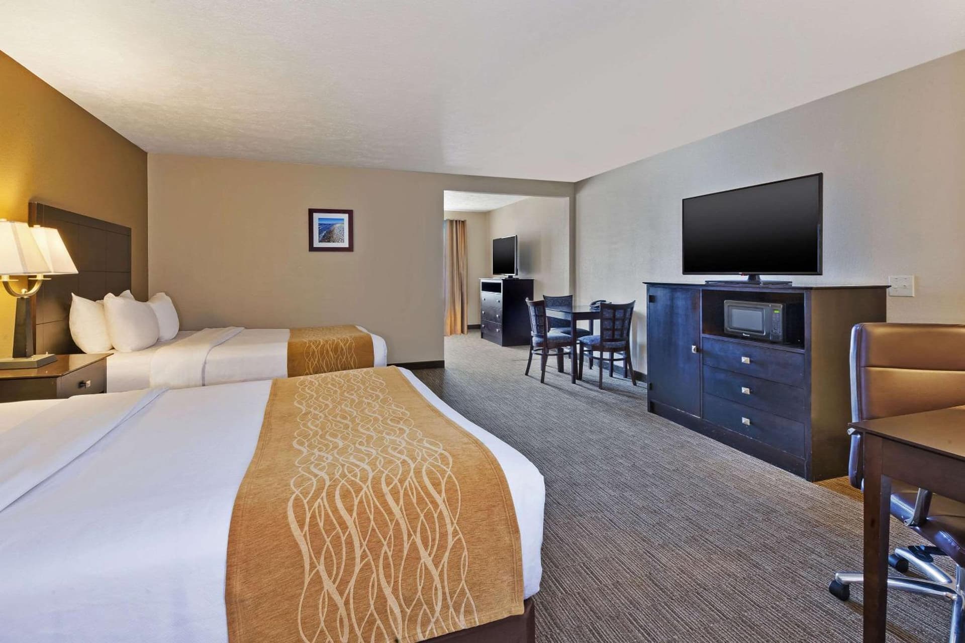 Comfort Inn Whitehall near Michigan's Adventure gallery photo in Whitehall, MI — image 10
