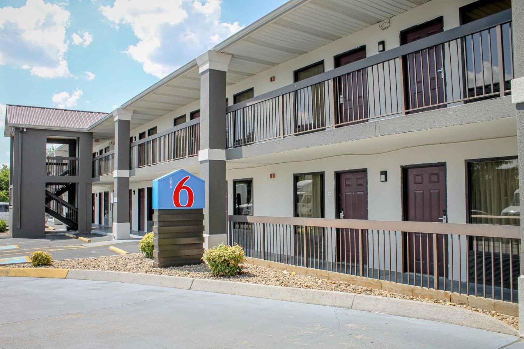 Motel 6 Knoxville, Tn - East featured exterior or lobby in Knoxville, TN — similar hotel
