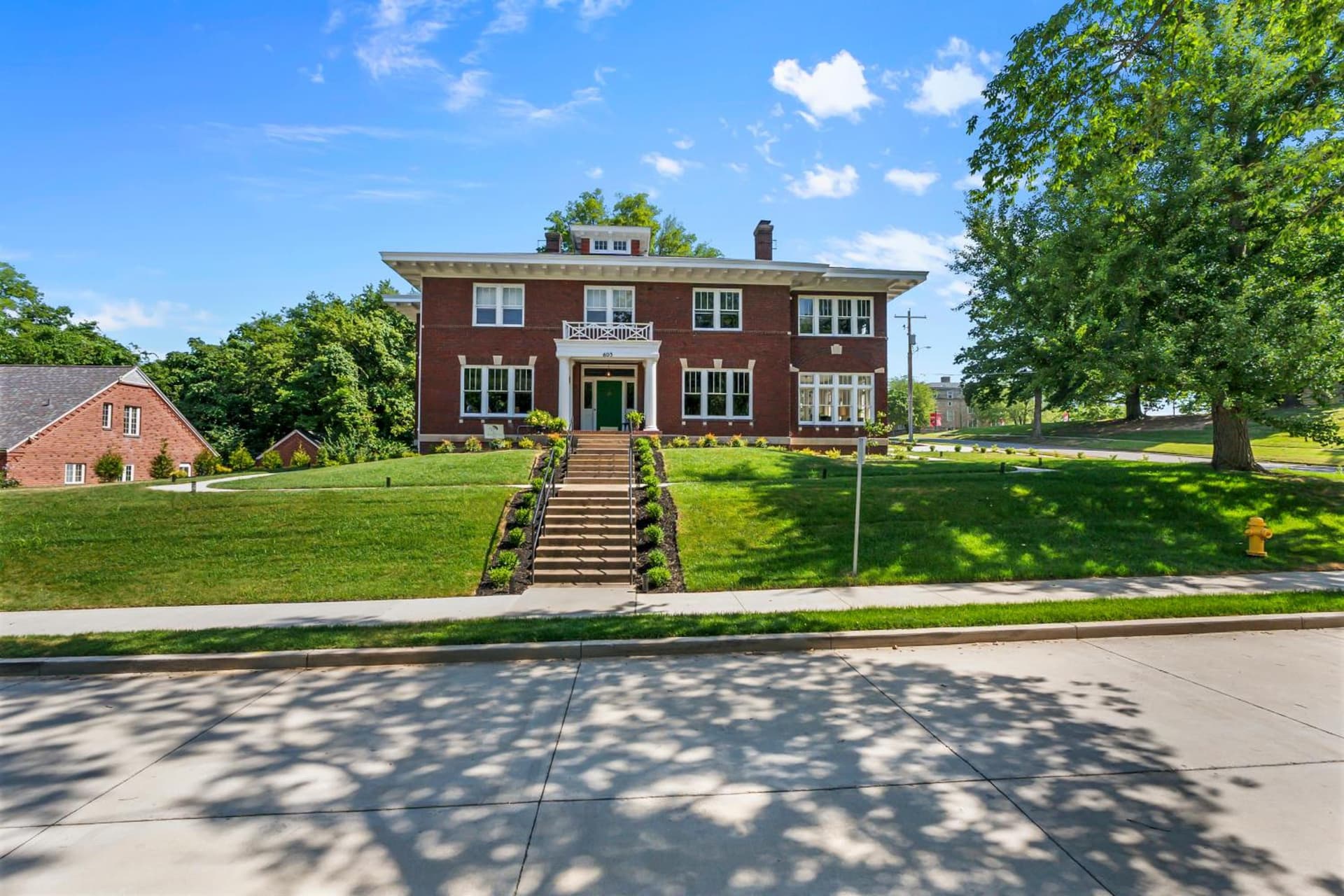 Rockwood Inn featured exterior or lobby in Cape Girardeau, MO — similar hotel