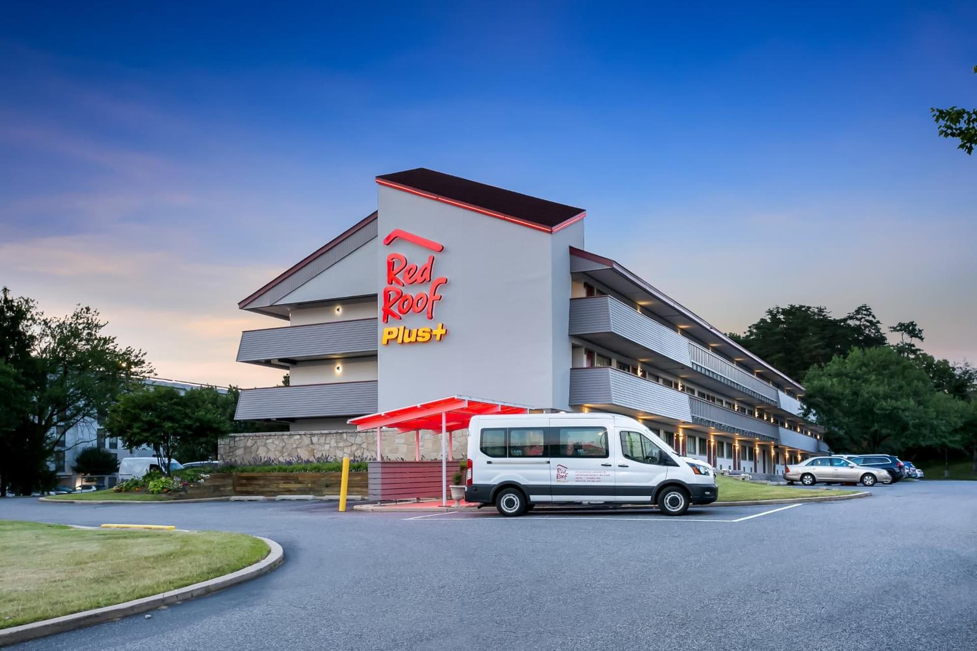 Red Roof Inn PLUS+ Baltimore-Washington DC/BWI Airport interior in Linthicum Heights, MD — gallery photo 2