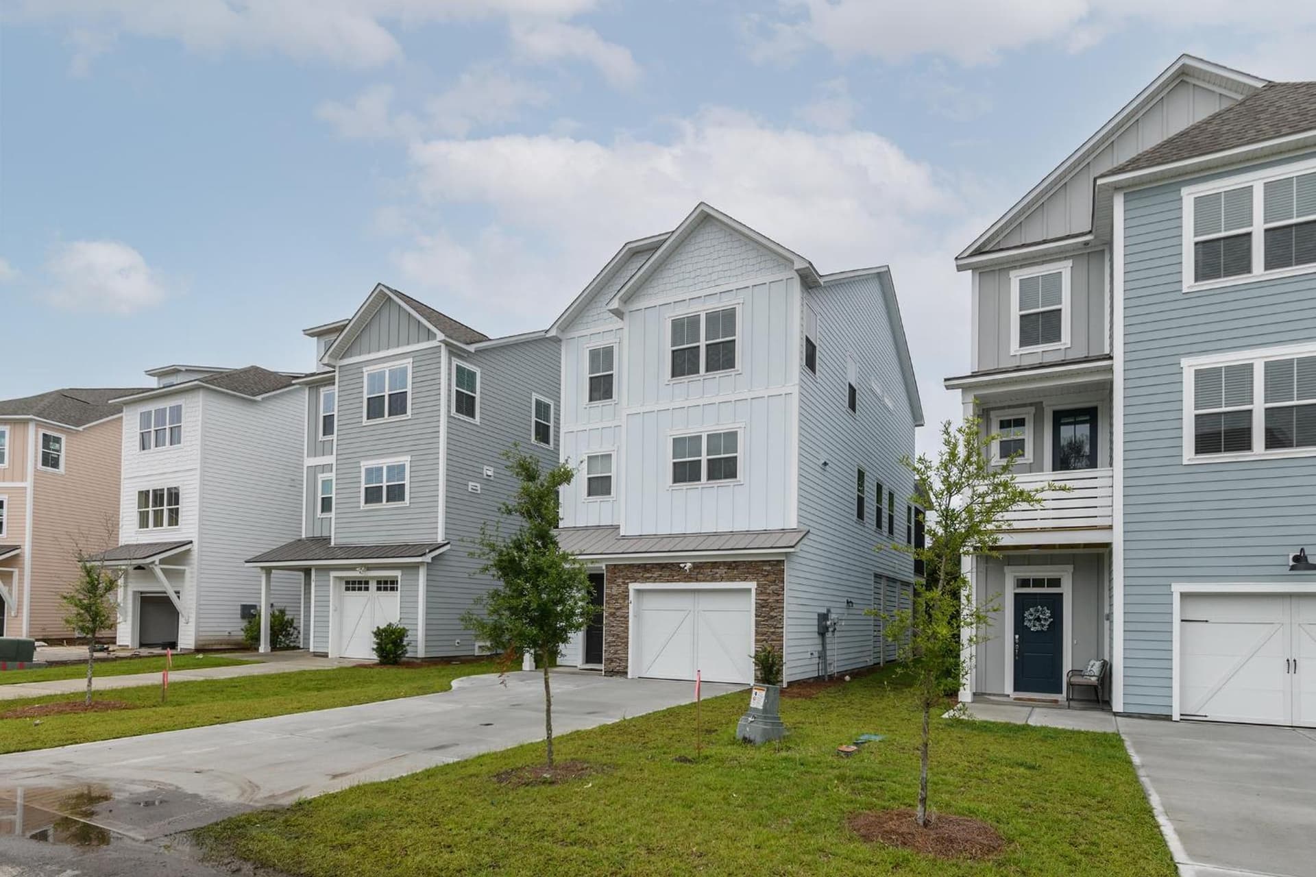 (4) Red, White and Beach Private Pool Free Activities 5 min drive to beach featured exterior or lobby in Hilton Head Island, SC — similar hotel