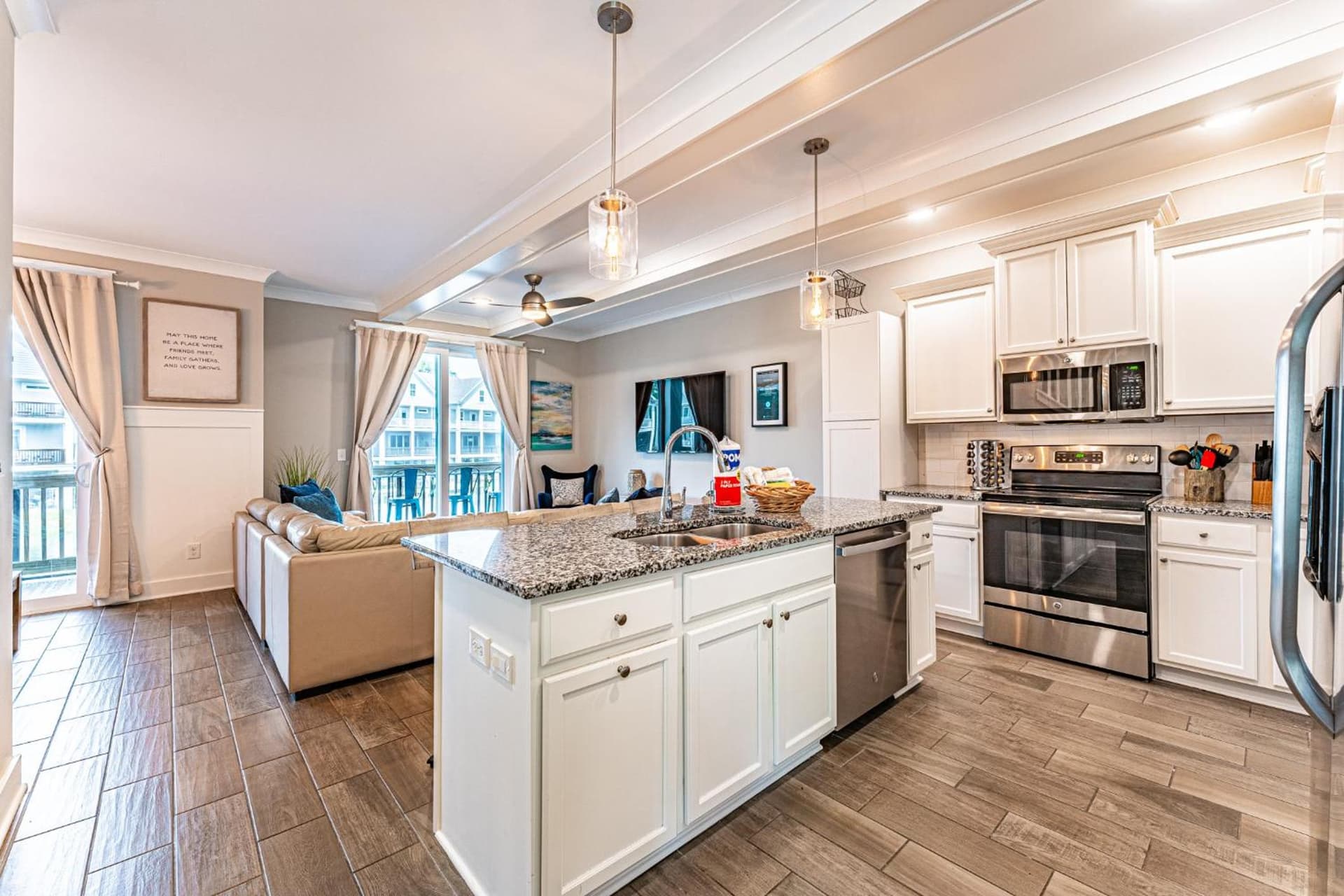 15% off 7 Night Stays Aug- Oct New updates Private Pool Bunk Room Short walk to the Beach interior in Hilton Head Island, SC — gallery photo 2