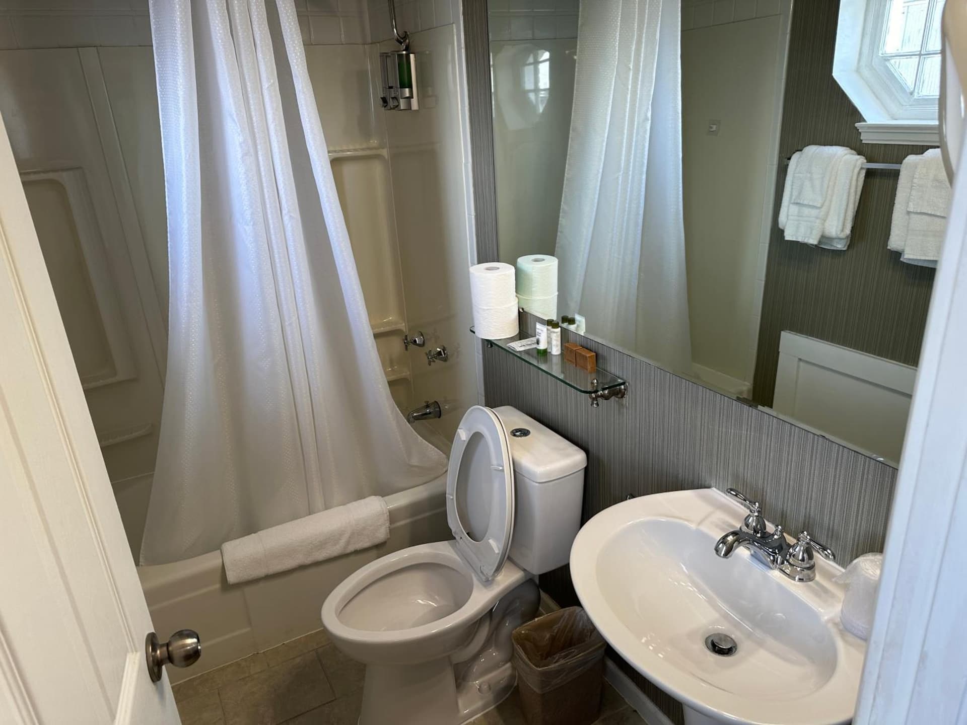Island House Historic Vacation Rentals property views in Port Clinton, OH — gallery photo 3