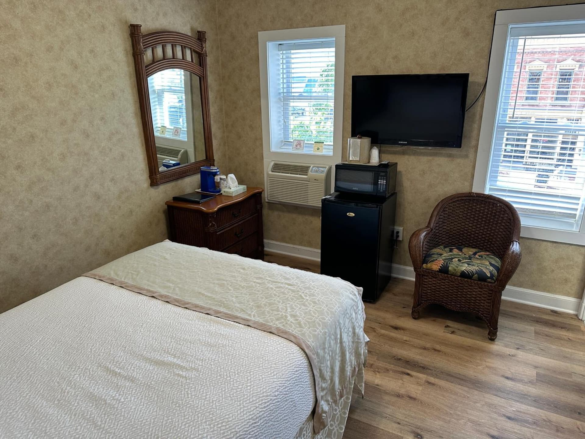 Island House Historic Vacation Rentals property views in Port Clinton, OH — gallery photo 3
