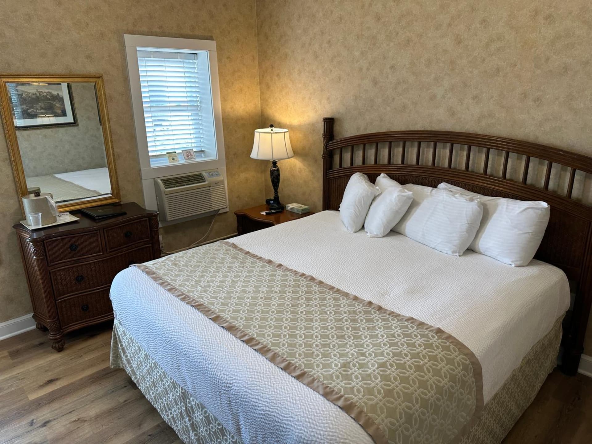 Island House Historic Vacation Rentals gallery photo in Port Clinton, OH — image 34