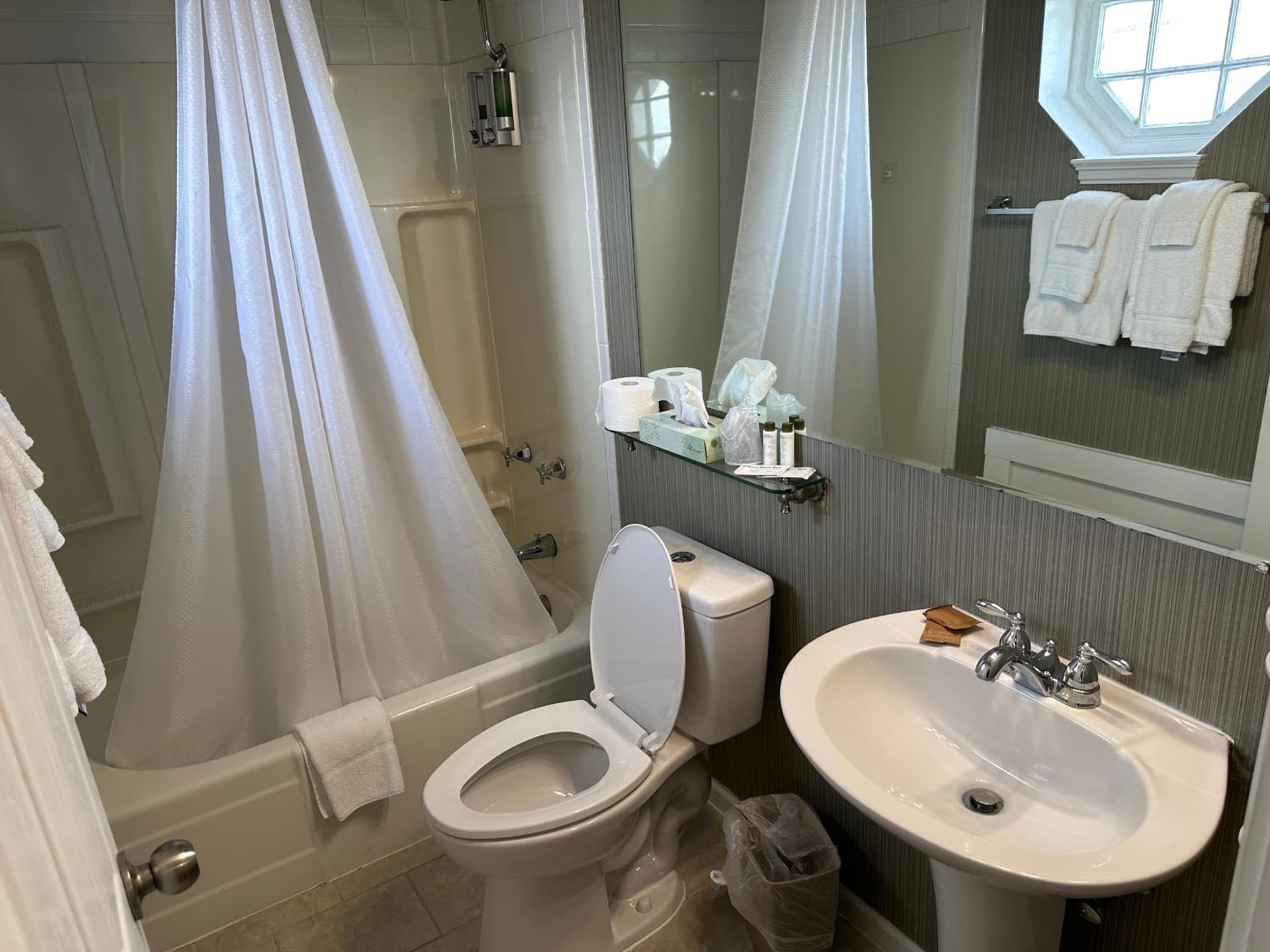 Island House Historic Vacation Rentals gallery photo in Port Clinton, OH — image 199