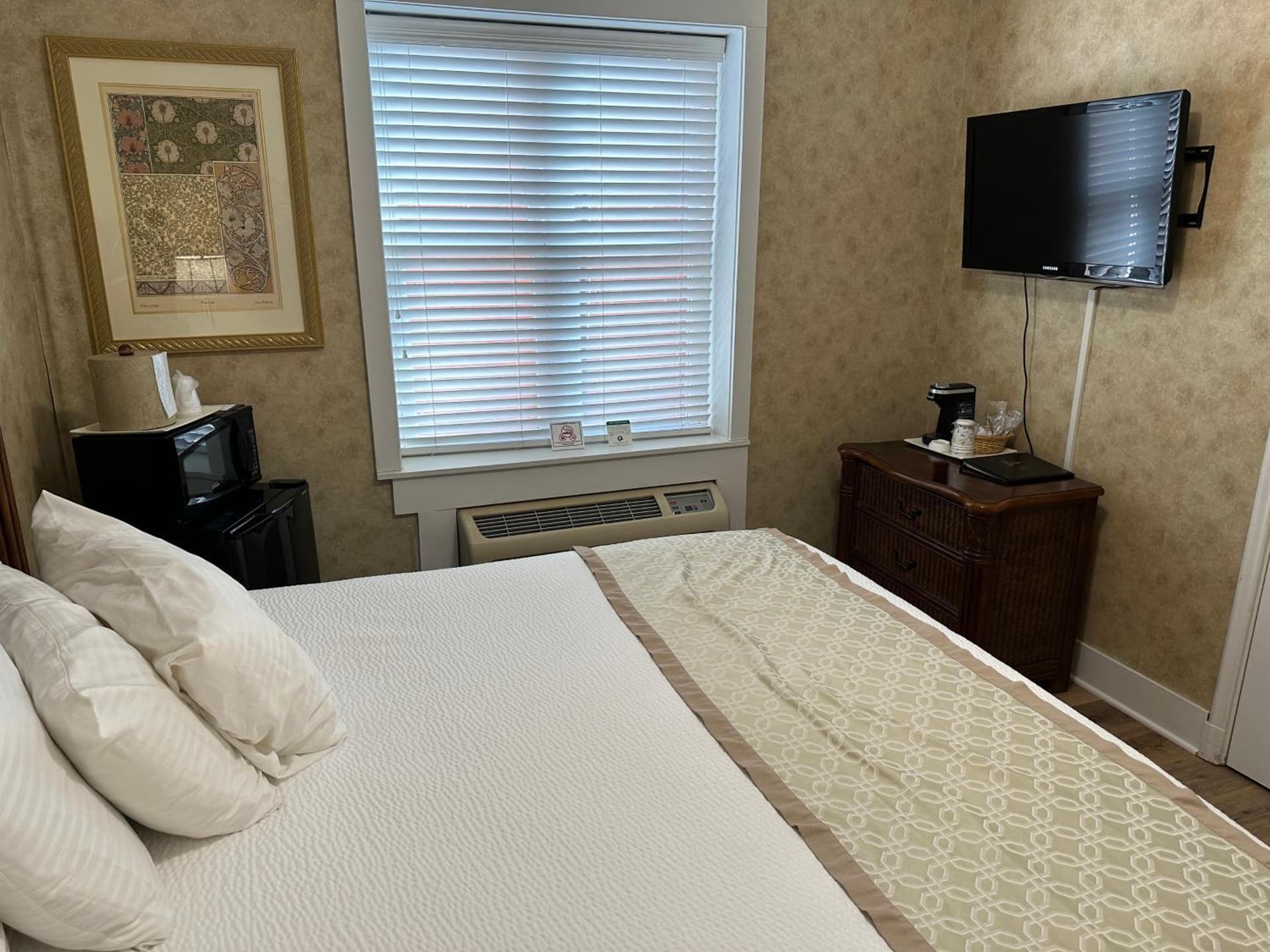 Island House Historic Vacation Rentals gallery photo in Port Clinton, OH — image 9