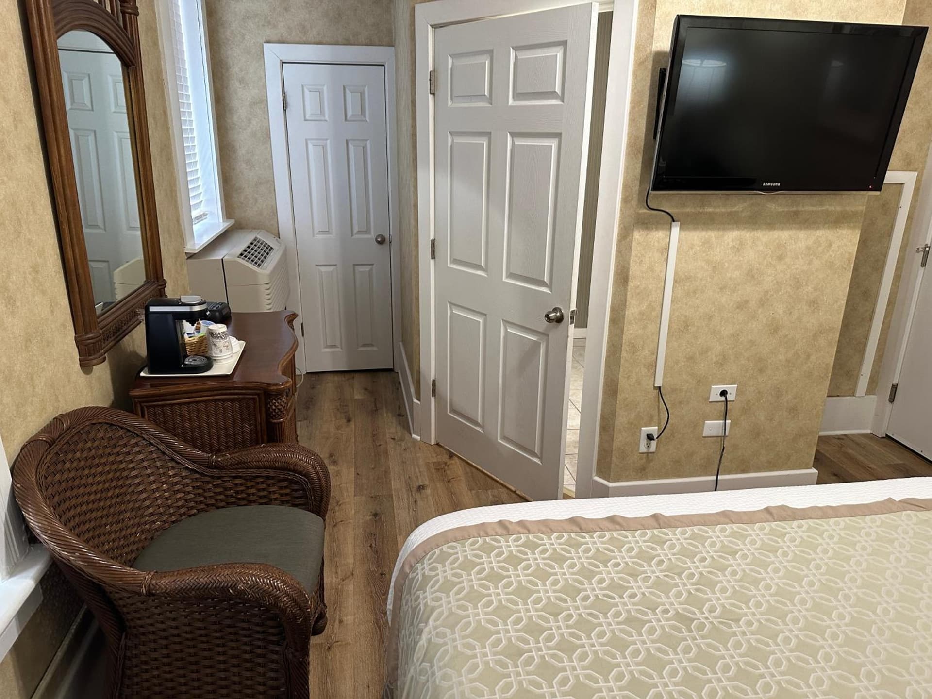 Island House Historic Vacation Rentals interior in Port Clinton, OH — gallery photo 2