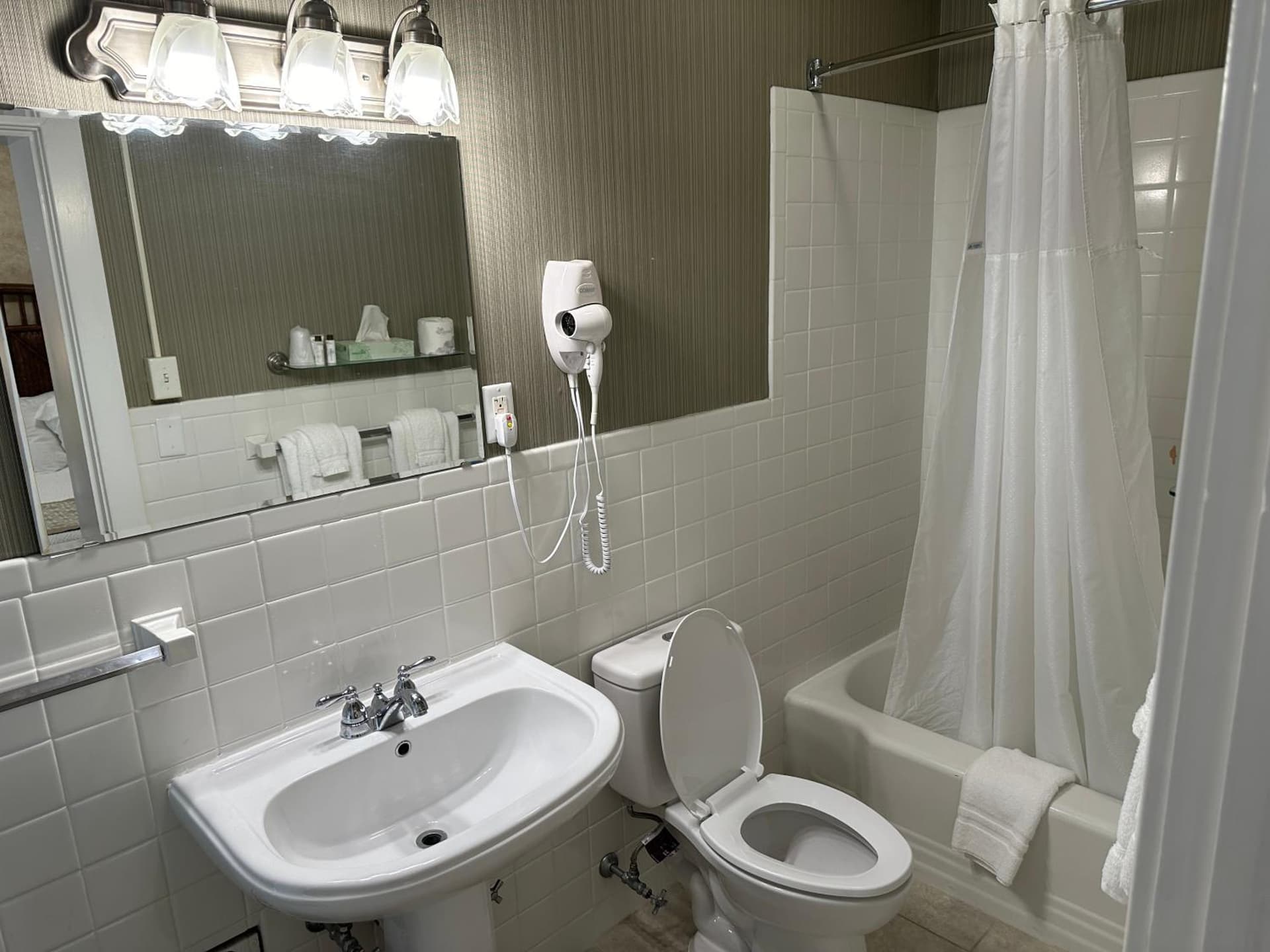 Island House Historic Vacation Rentals gallery photo in Port Clinton, OH — image 194