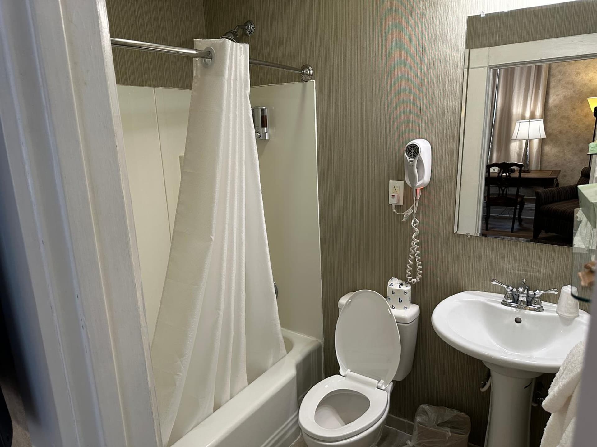 Island House Historic Vacation Rentals gallery photo in Port Clinton, OH — image 106