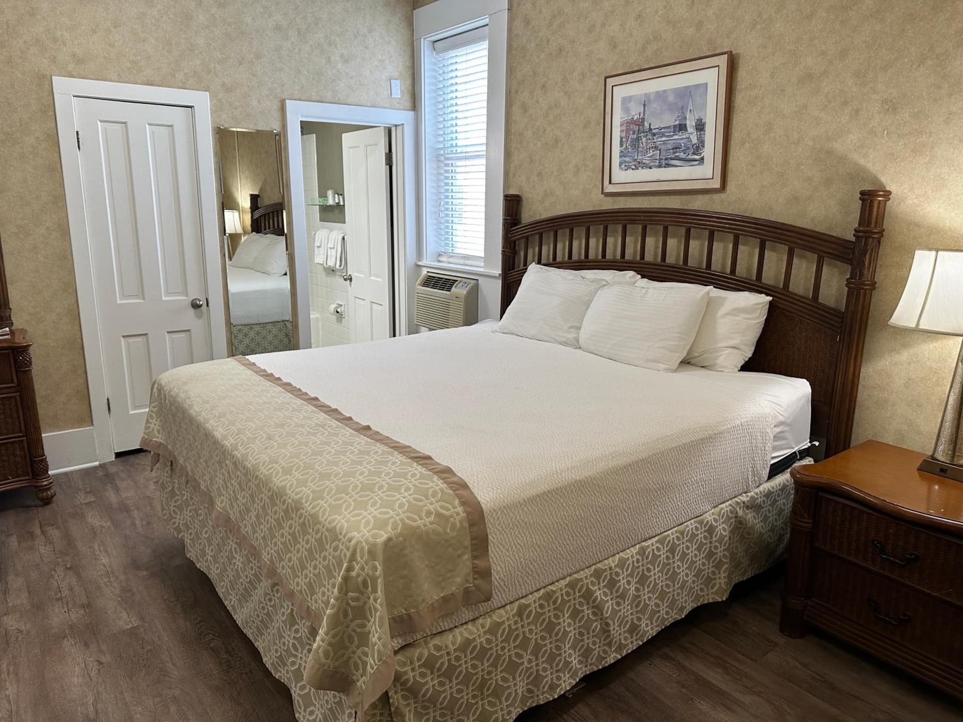 Island House Historic Vacation Rentals gallery photo in Port Clinton, OH — image 16