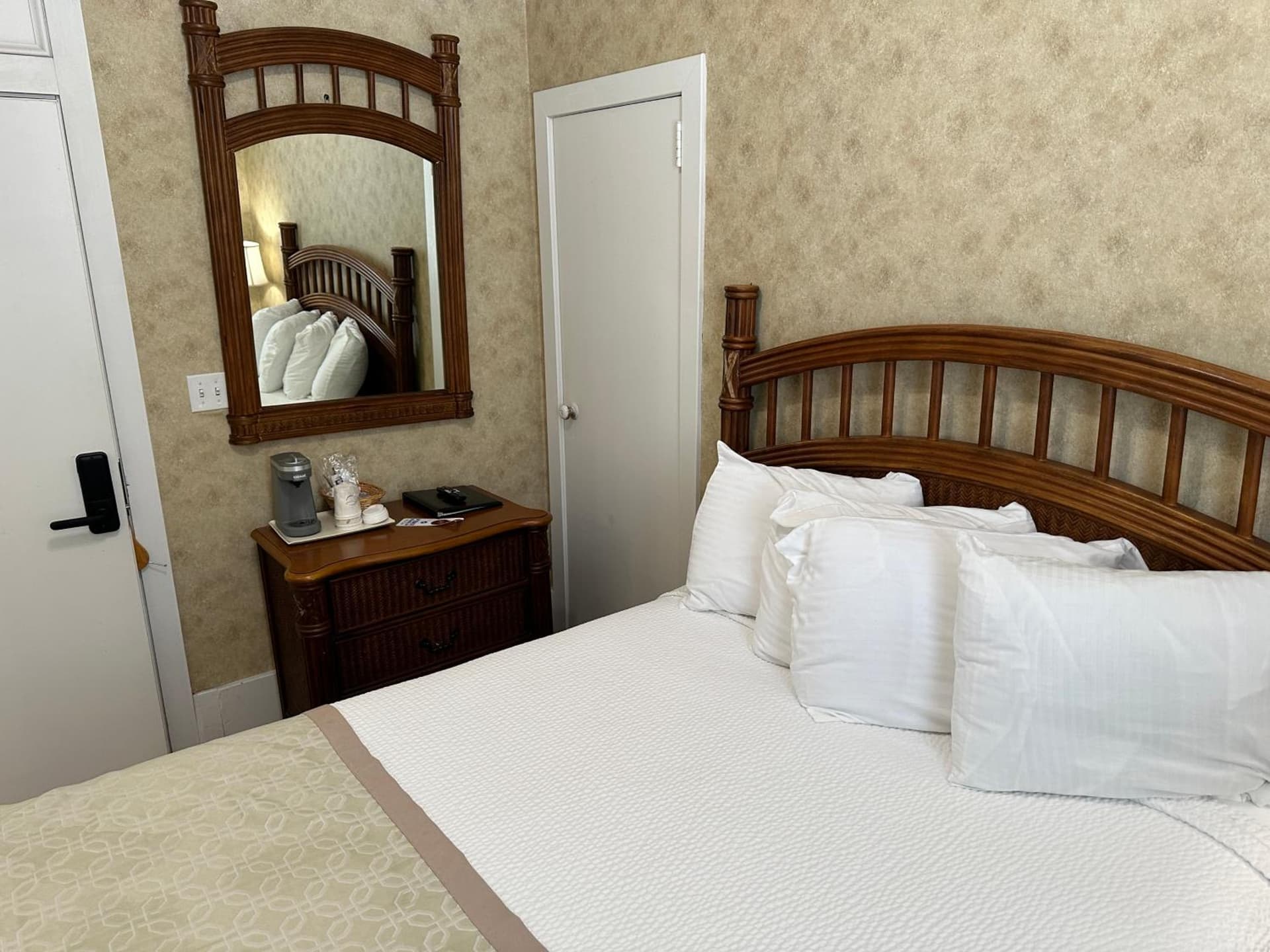 Island House Historic Vacation Rentals gallery photo in Port Clinton, OH — image 178