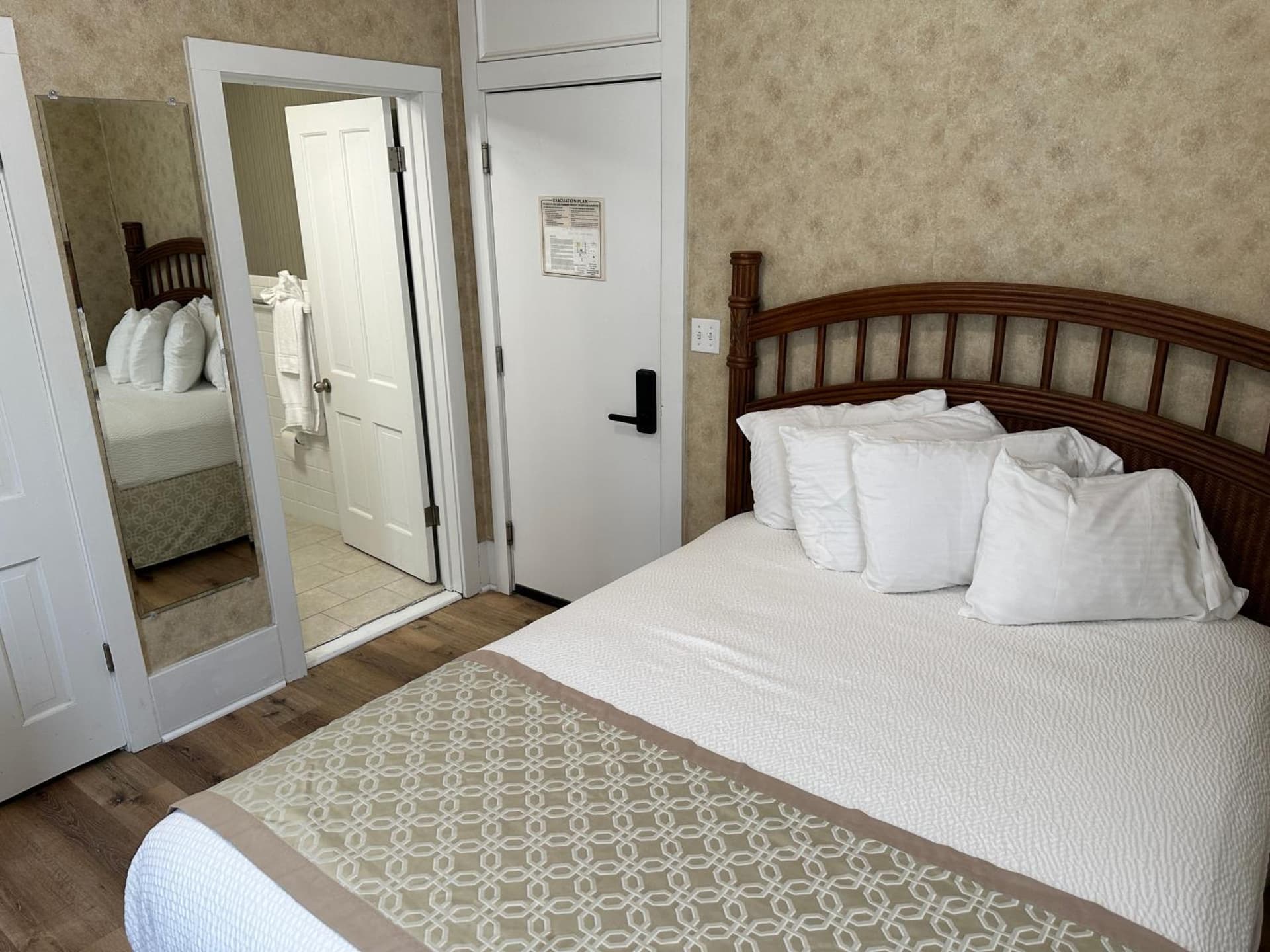 Island House Historic Vacation Rentals gallery photo in Port Clinton, OH — image 76
