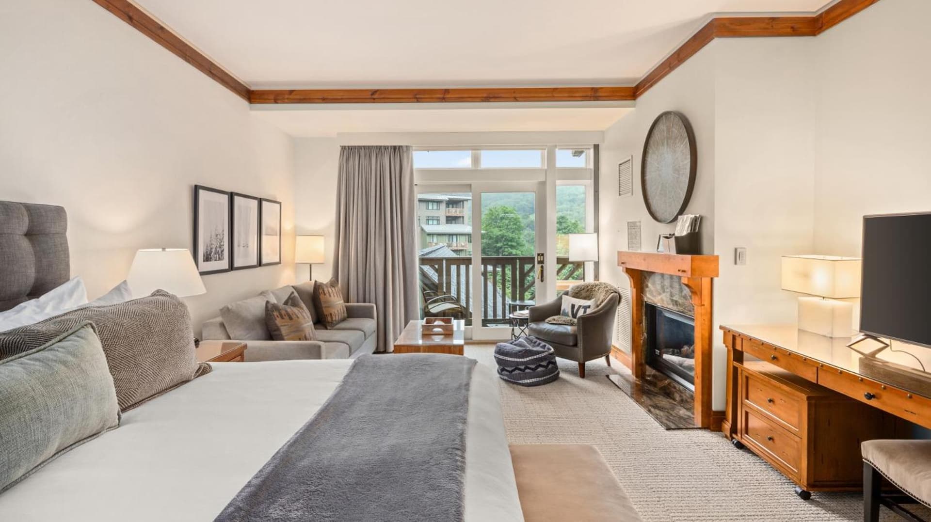 374 Lodge At Spruce Peak Ski In Ski In Ski Out King Studio By Stowe Mountain Rentals interior in Stowe — gallery photo 2