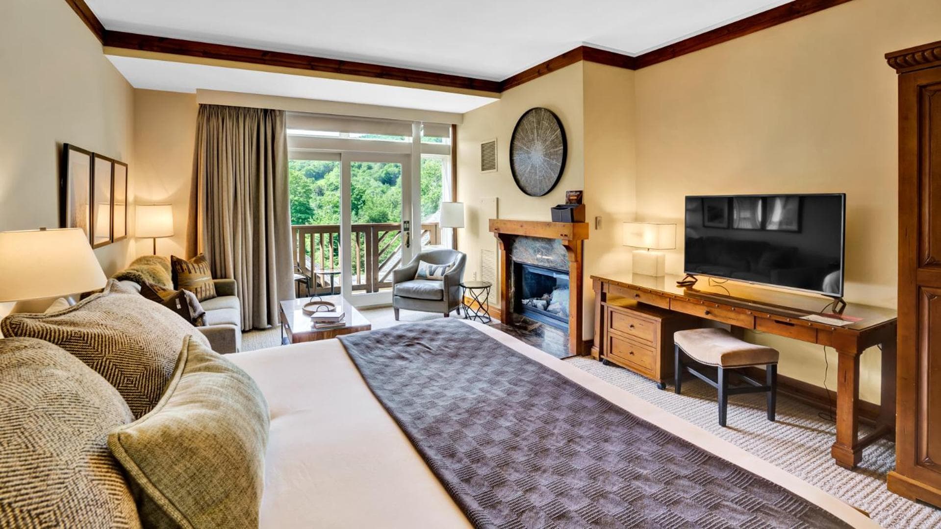 378 Lodge At Spruce Peak Ski In Ski In Ski Out King Studio By Stowe Mountain Rentals interior in Stowe — gallery photo 2