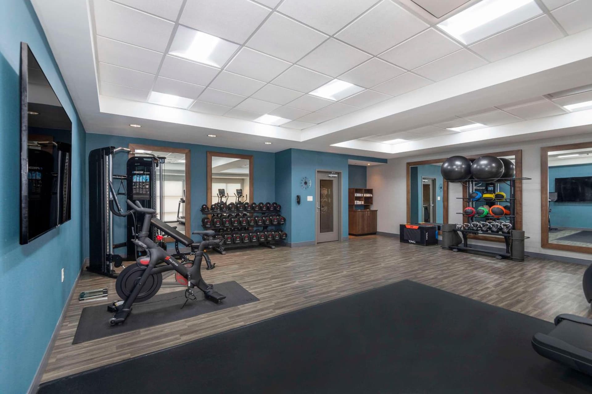 Hampton Inn & Suites Burlington interior in Burlington, NC — gallery photo 2
