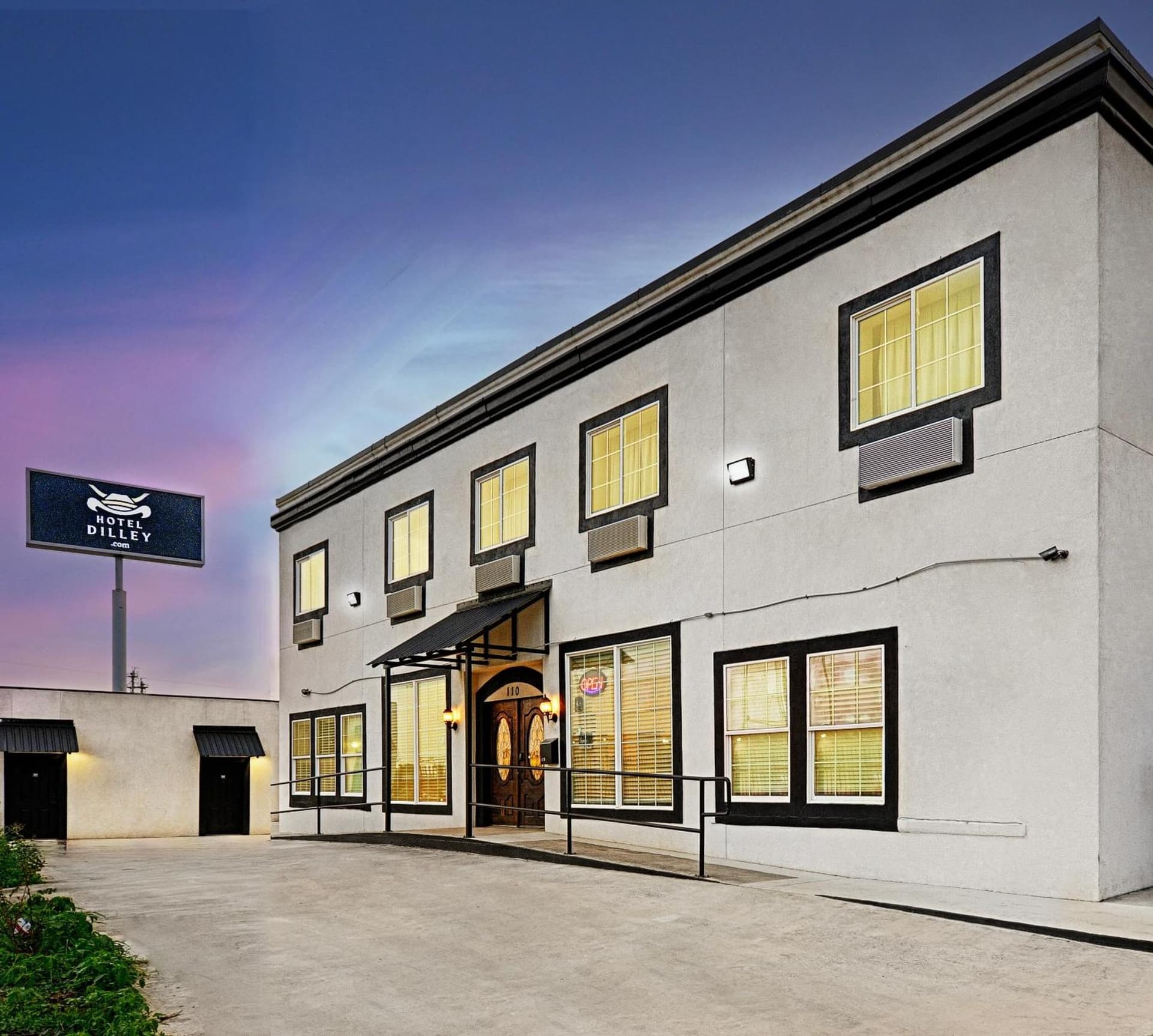 Hotel Dilley Grand featured exterior or lobby in Dilley, TX — similar hotel