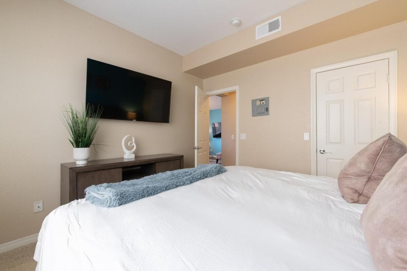 Sky Luxury 2BDRM Suite Deluxe Living Cali interior in Santa Clarita, CA — gallery photo 2