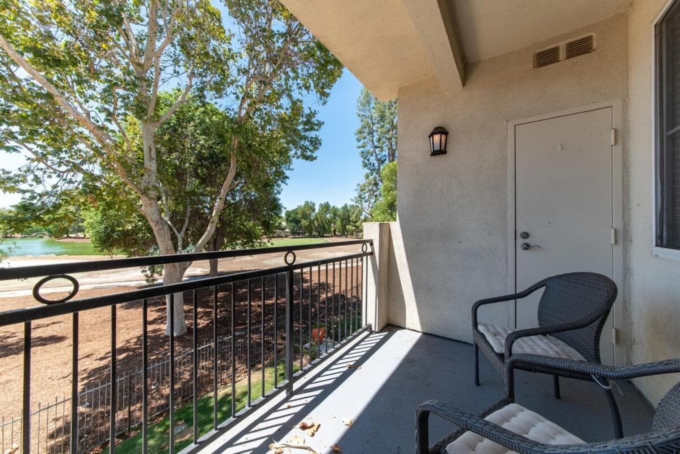 Sky Luxury 2BDRM Suite Deluxe Living Cali featured exterior or lobby in Santa Clarita, CA — similar hotel