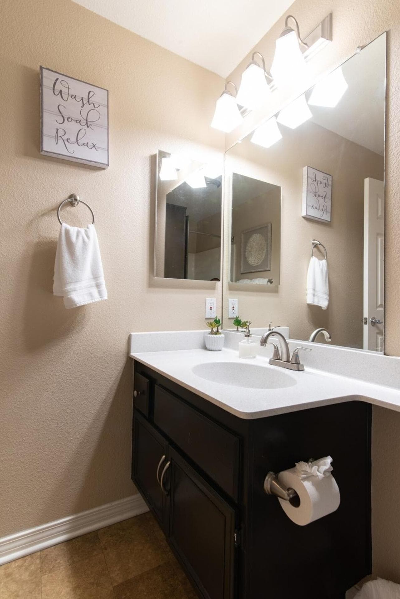 Sky Luxury 2BDRM Suite Deluxe Living Cali property views in Santa Clarita, CA — gallery photo 3