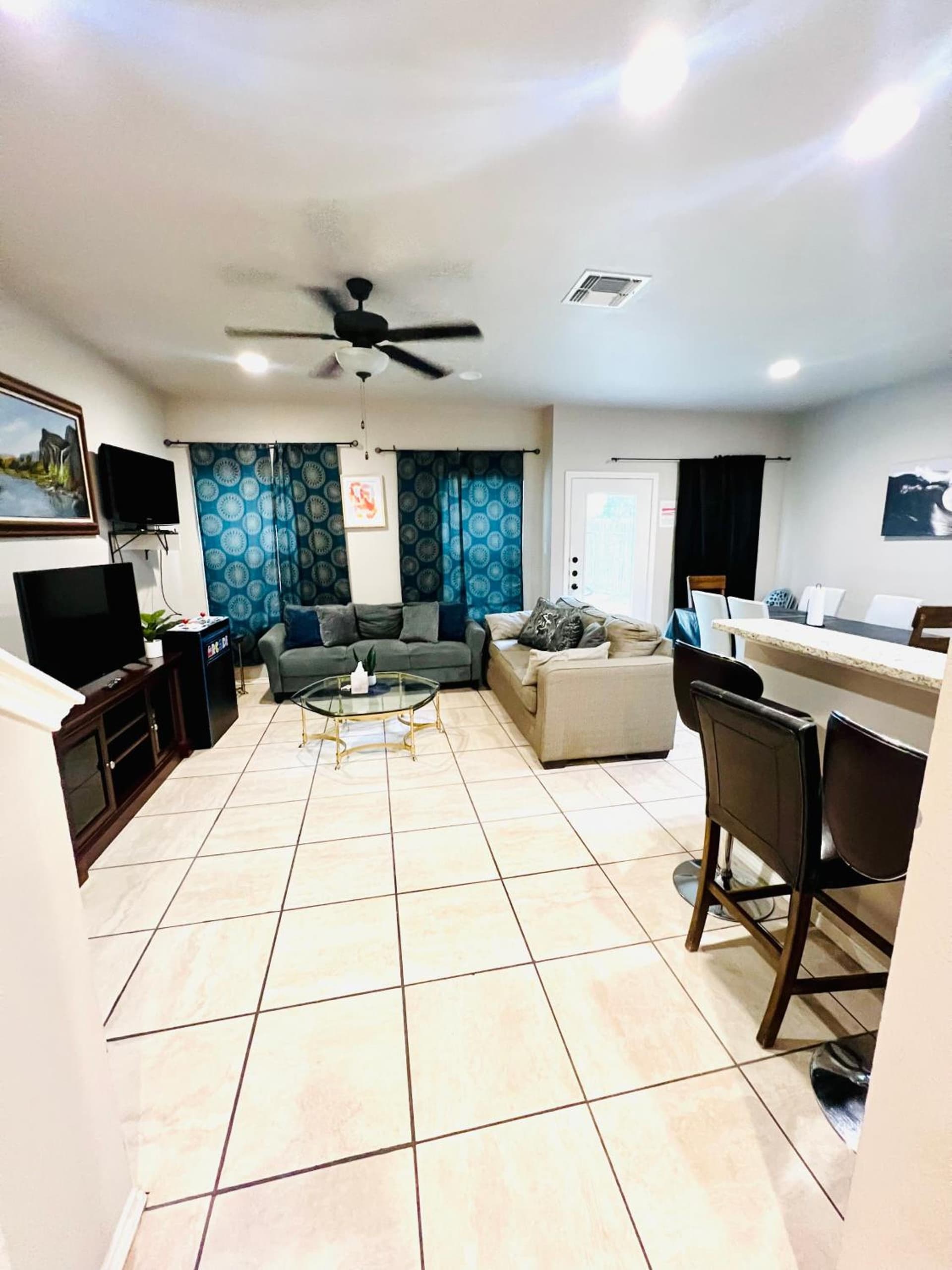 LUX 3BR 3BA Home W Private Hot tub, 3k Arcade Games & private garage- 5mins to the Airport property views in San Antonio, TX — gallery photo 3