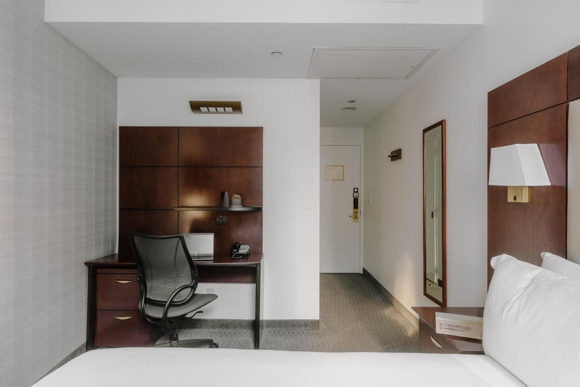 Club Quarters Hotel Wacker at Michigan, Chicago gallery photo in Chicago, IL — image 16