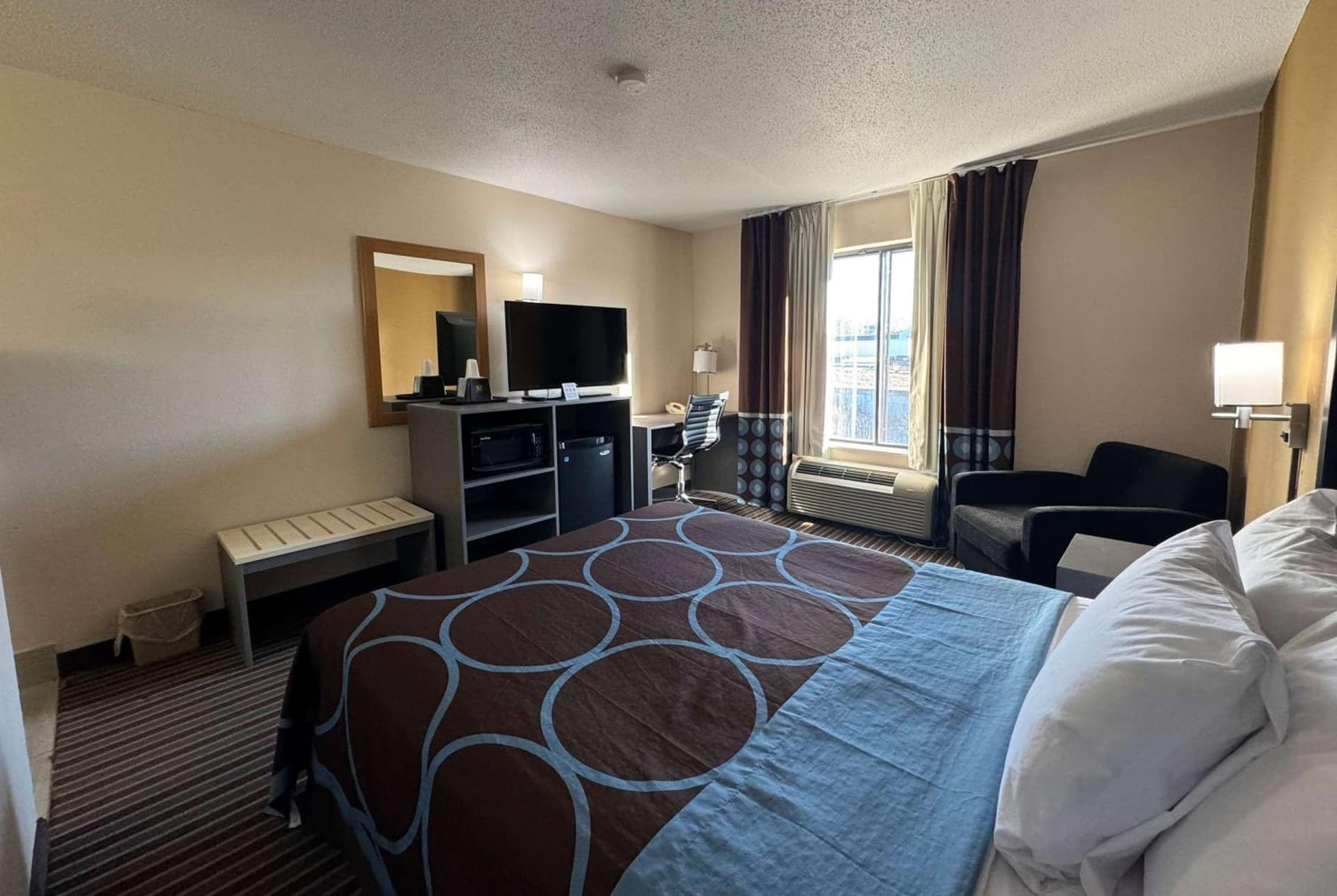 Super 8 by Wyndham Columbia Clark Lane property views in Columbia, MO — gallery photo 3