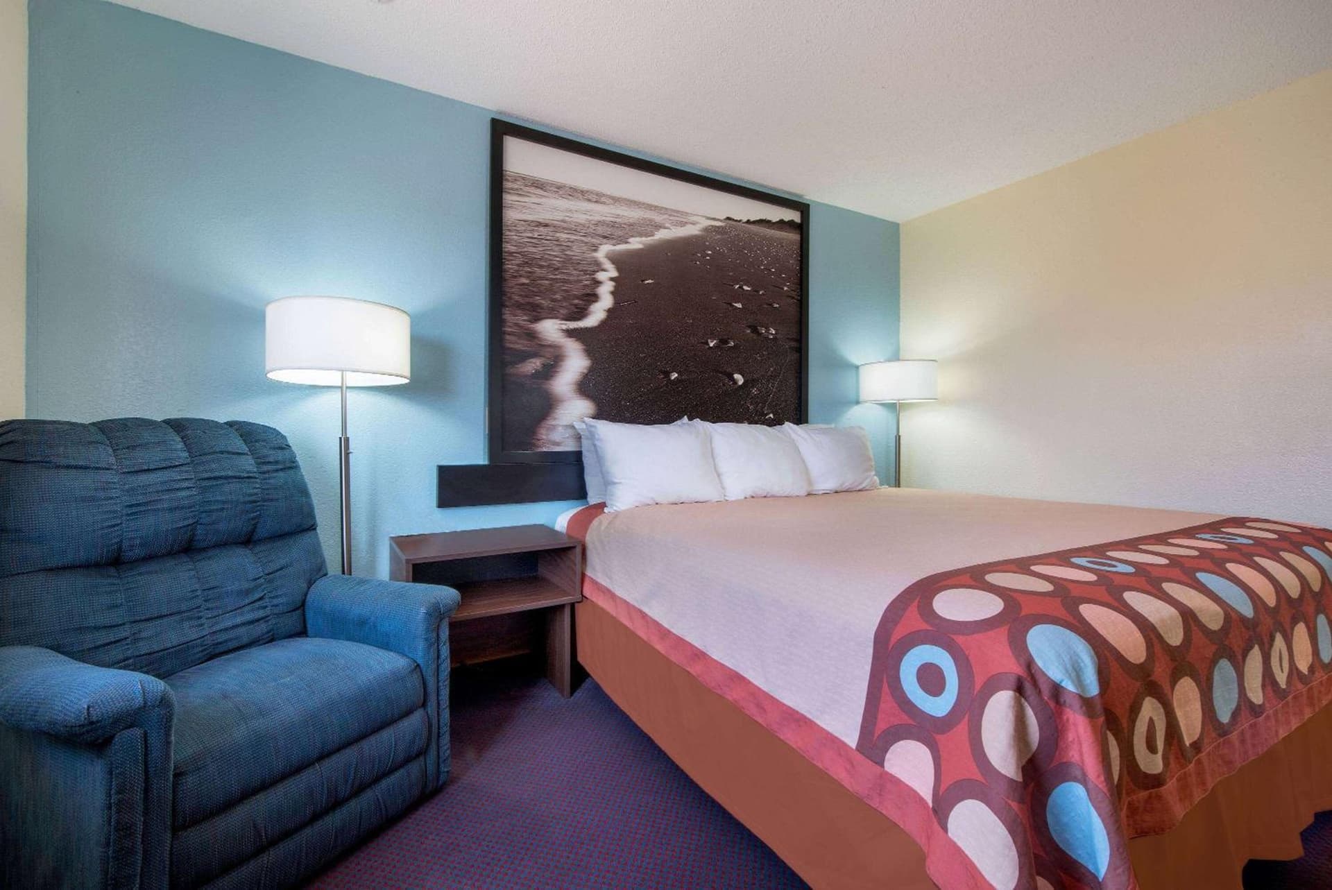 Super 8 by Wyndham College Station gallery photo in College Station, TX — image 24